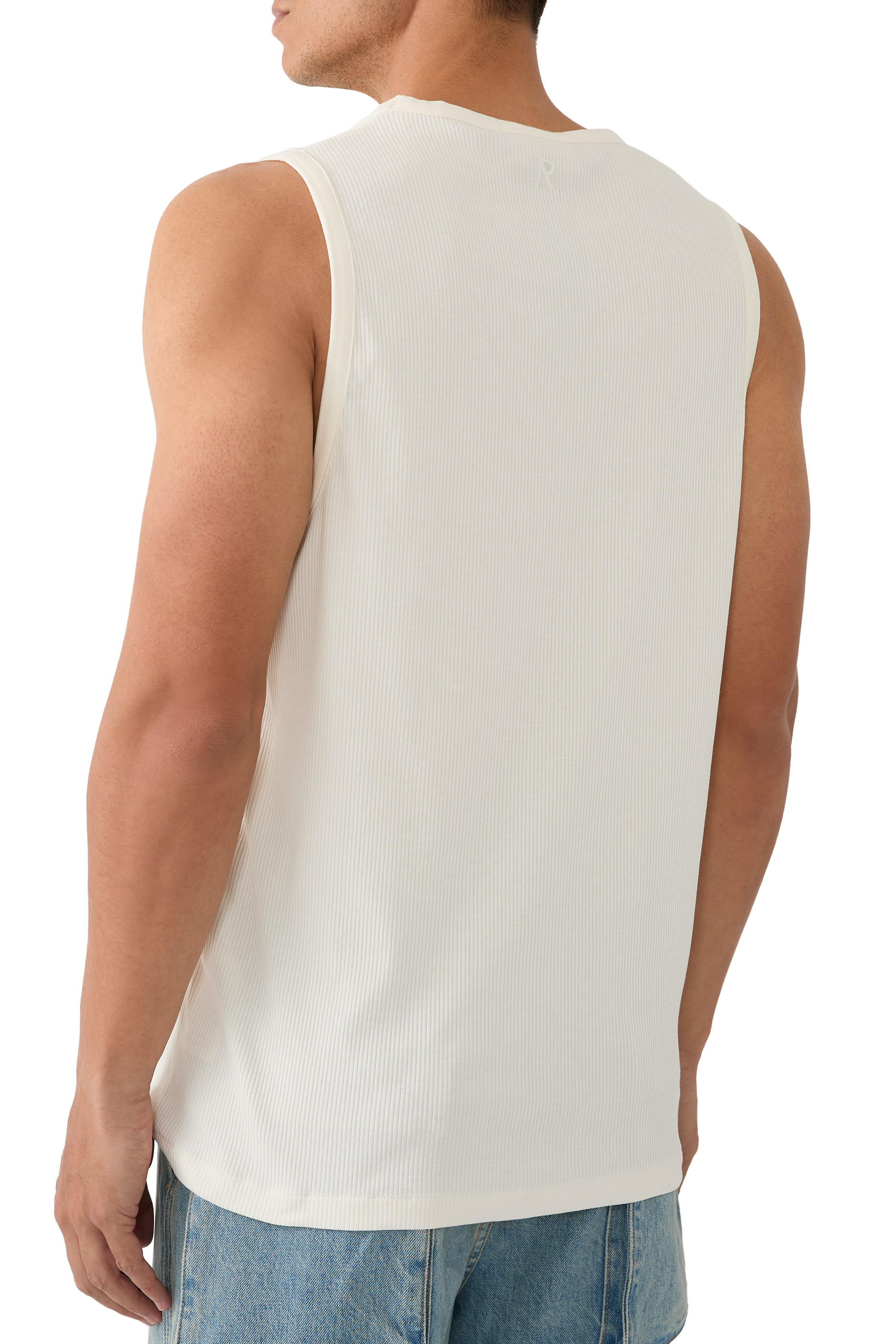 بلوزة إنيشال بلا أكمام نسيج مضلع