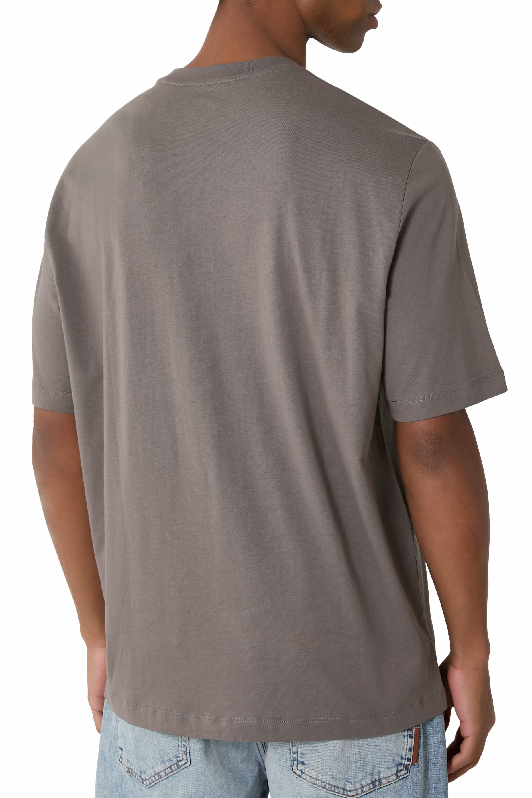 تيشيرت مزين بطبعة بشعار الماركة على الصدر الجانبي