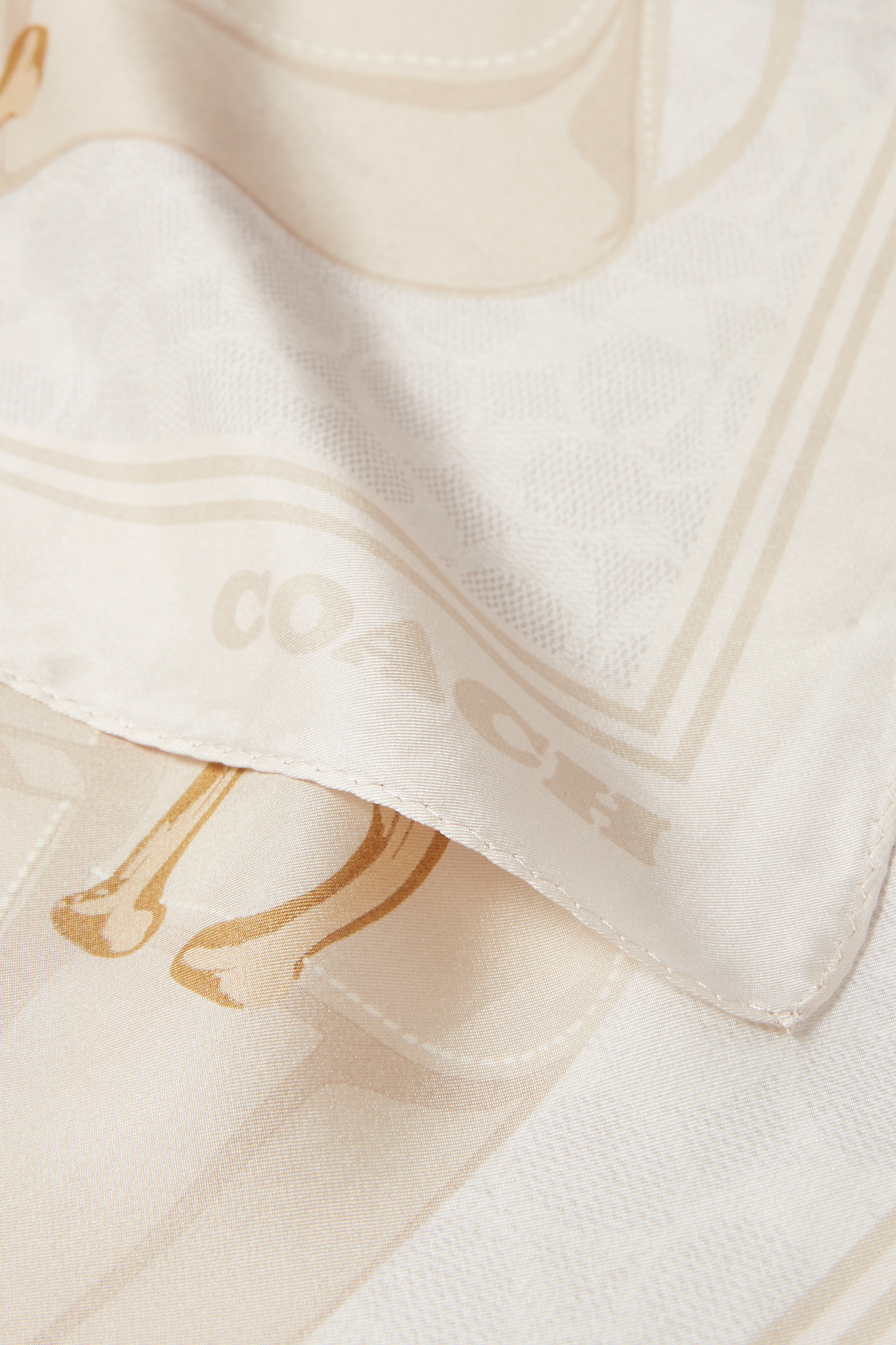 وشاح مربع بطبعات حقيبة تابي حرير