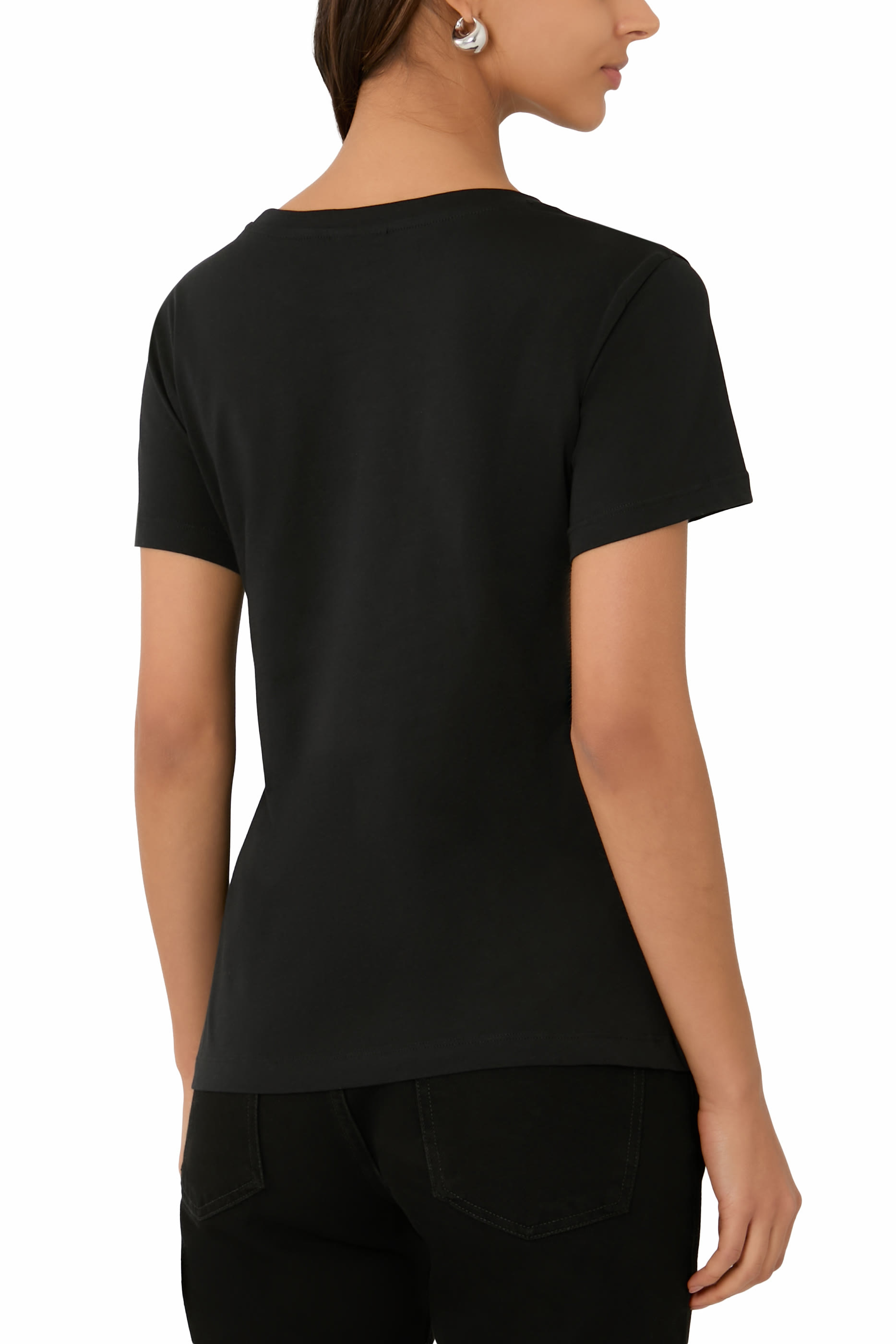 تيشيرت بقصة عادية وشعار الماركة