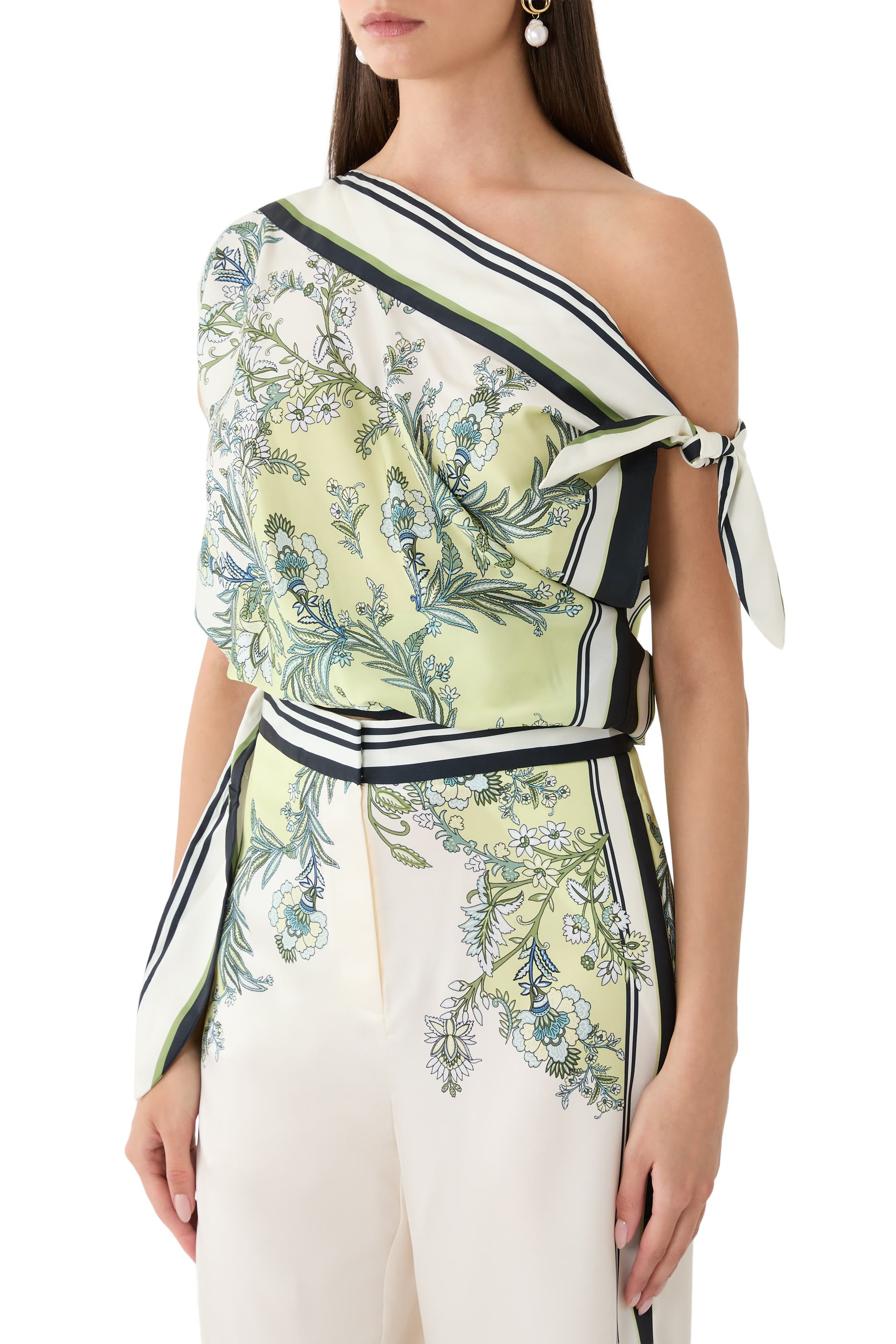 بلوزة تاري بكتف مكشوف