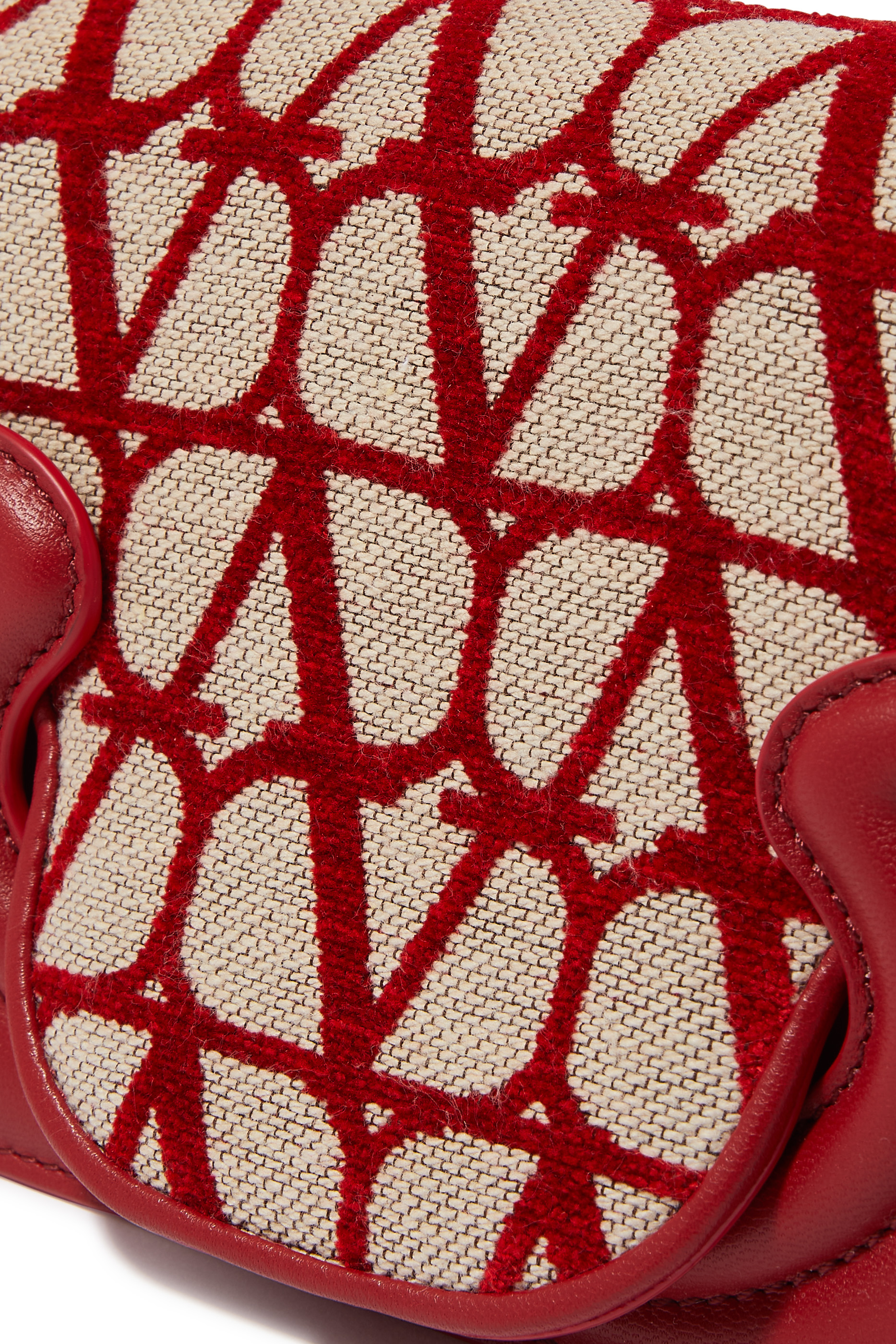 حقيبة كتف فالنتينو غارافاني صغيرة بنقشة توال الأيقونية