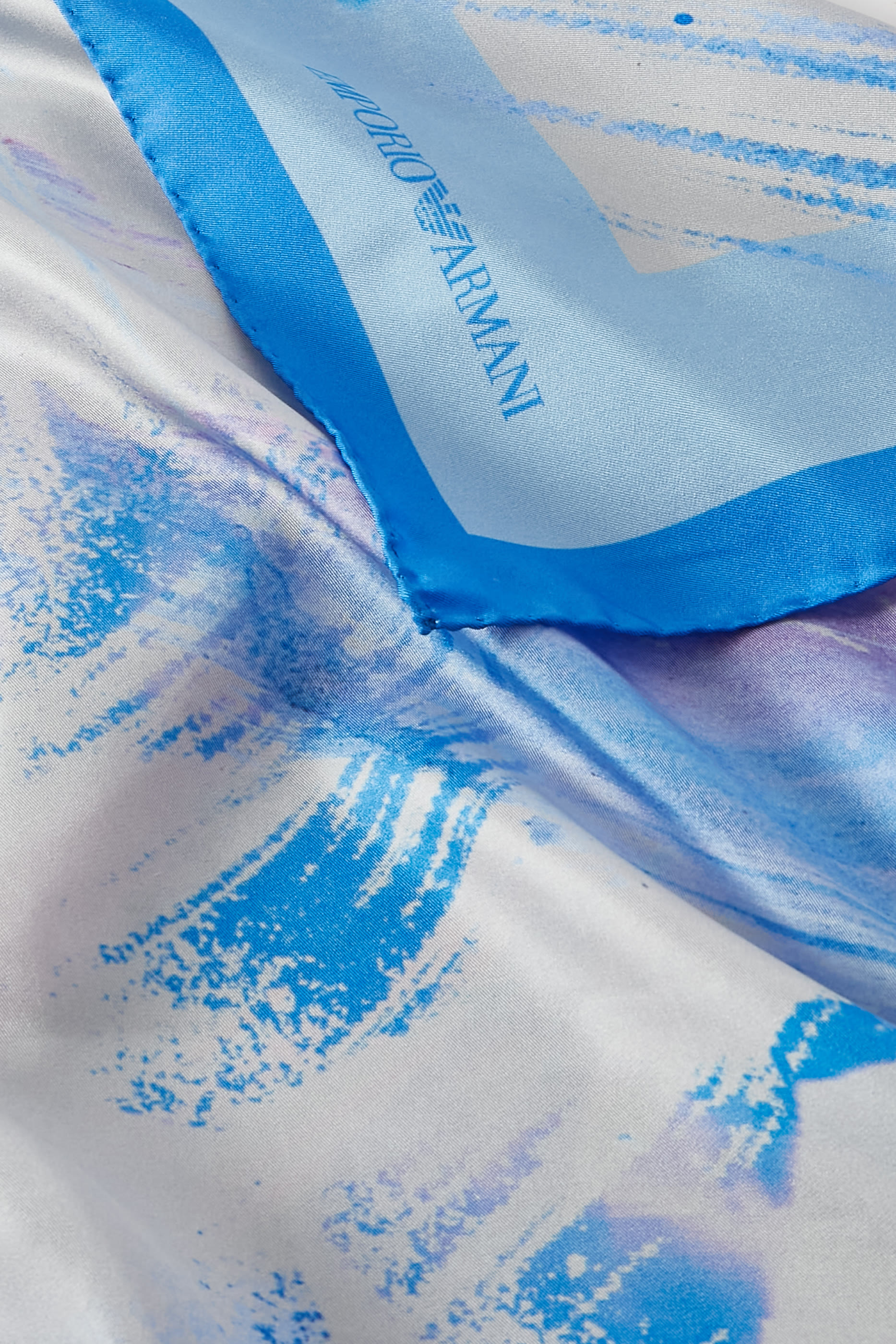 وشاح فولار بنقشة وشعار الماركة