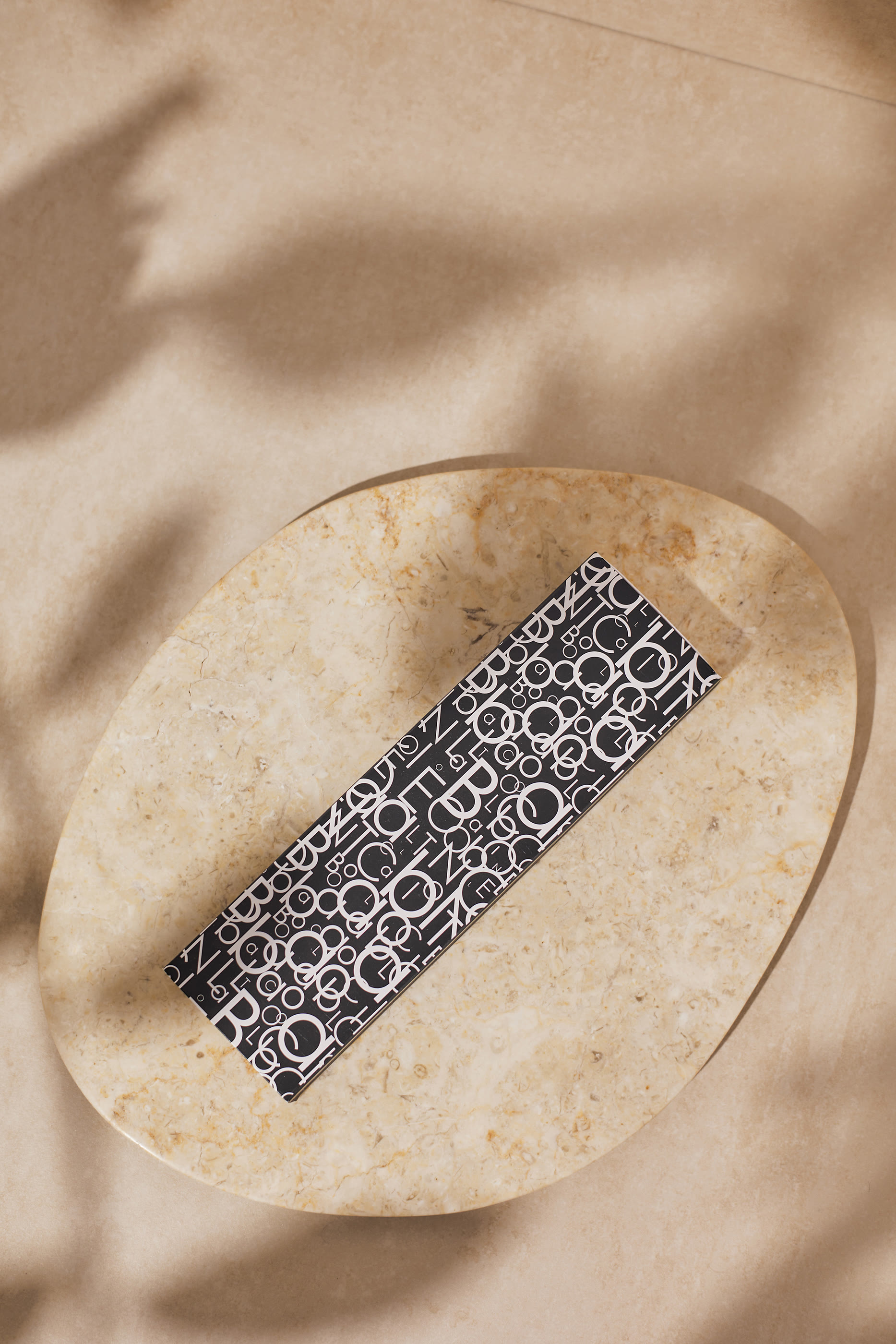 علبة كبريت باو بطبعة شعار الماركة غرافيك