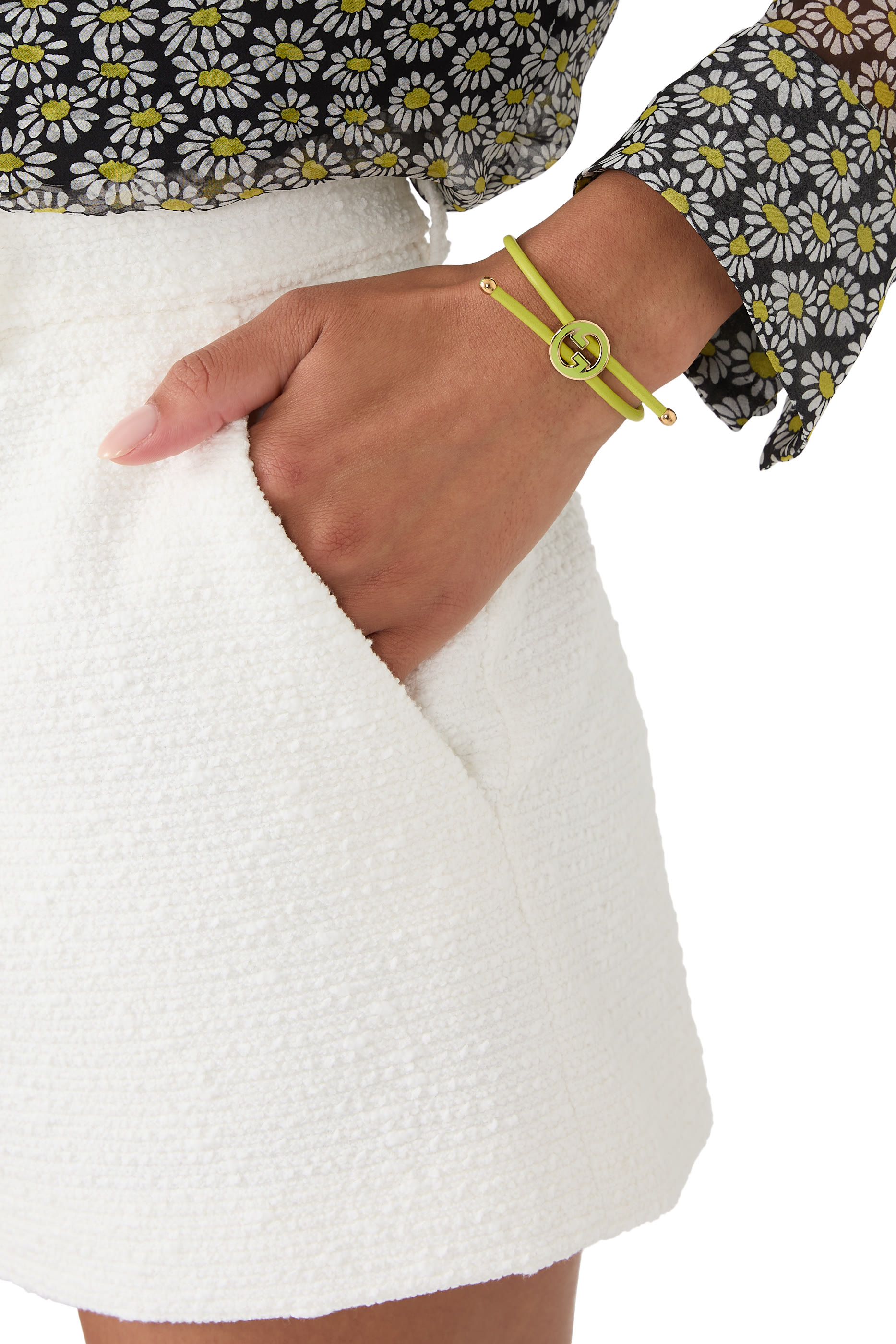 سوار بحلية دائرية بشعار حرف الماركة بتصميم متداخل مطلي بمينا