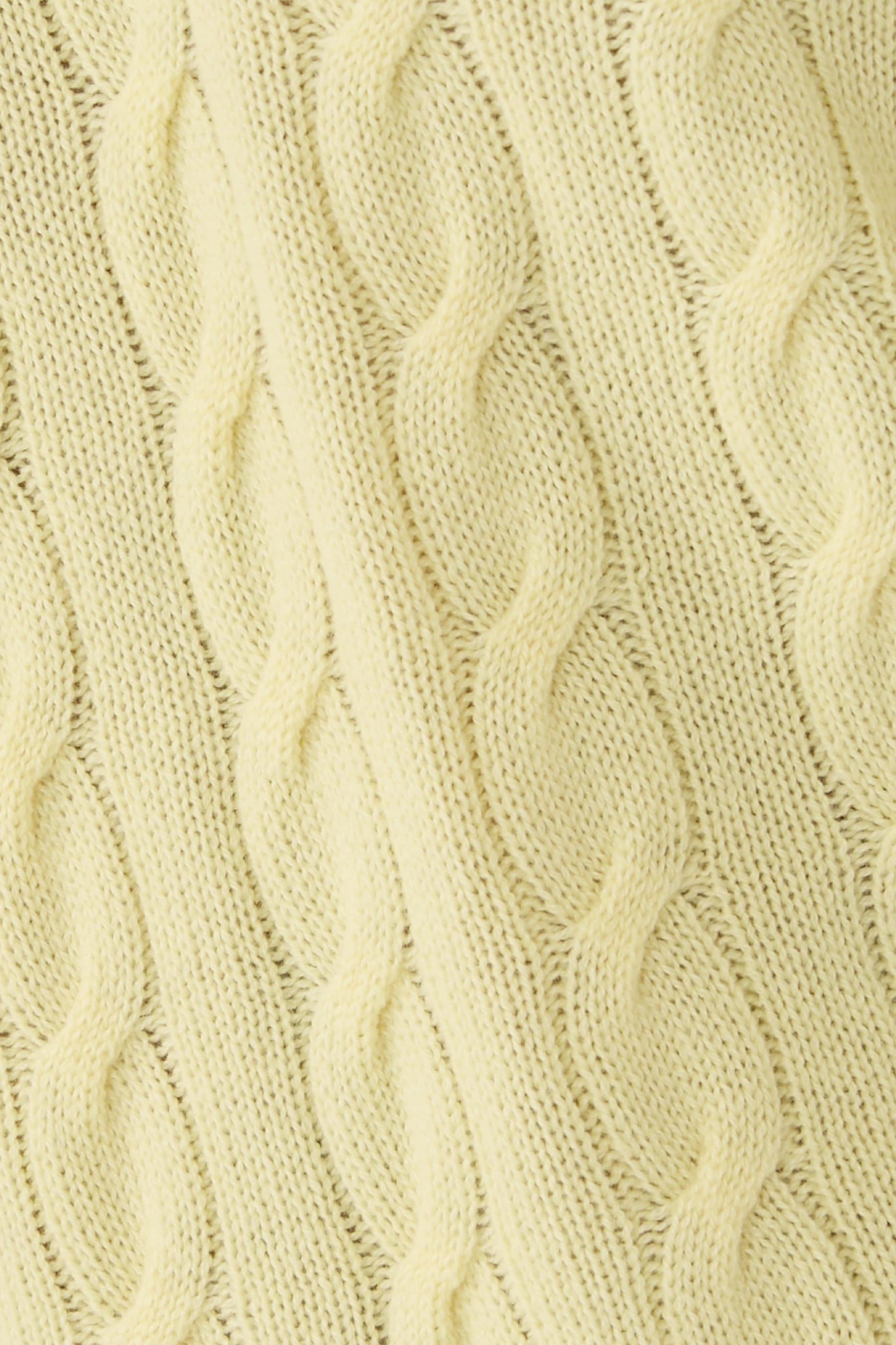 كنزة منسوجة بغرزة الضفيرة