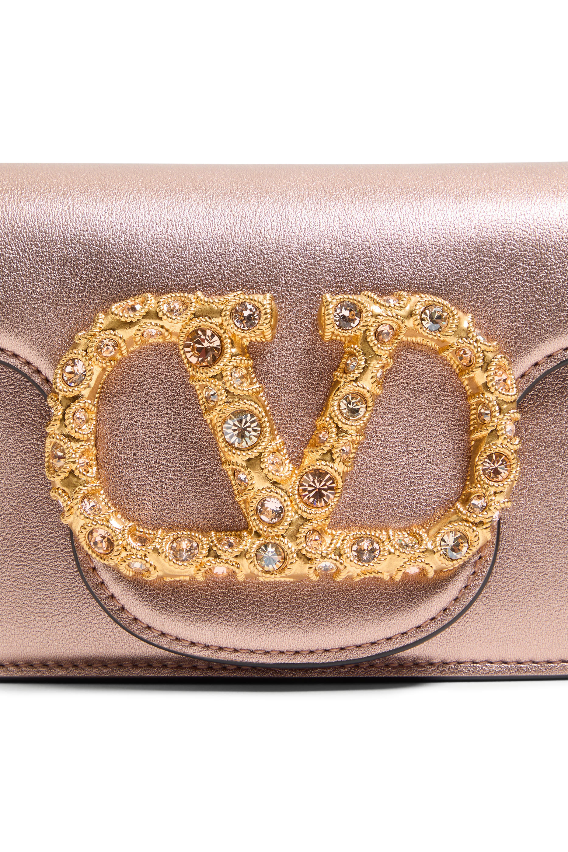 حقيبة كتف صغيرة بشعار الماركة مزينة بحلي