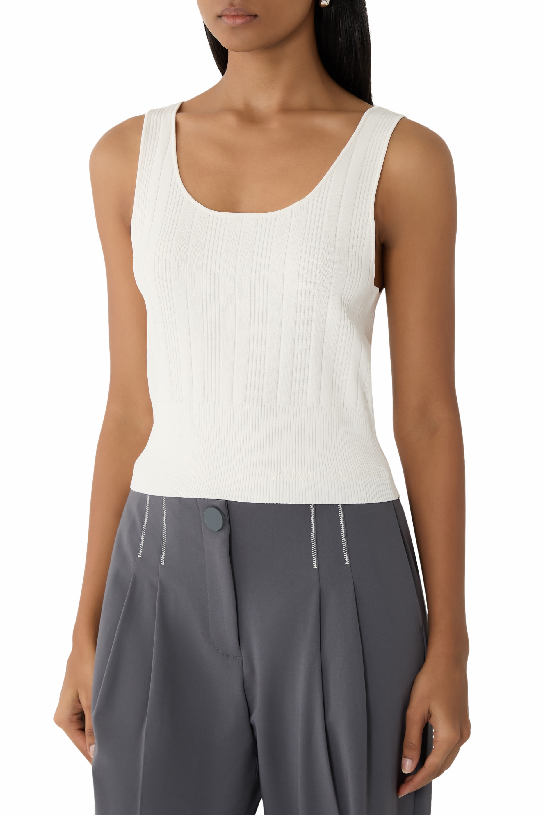 بلوزة مضلعة بياقة واسعة