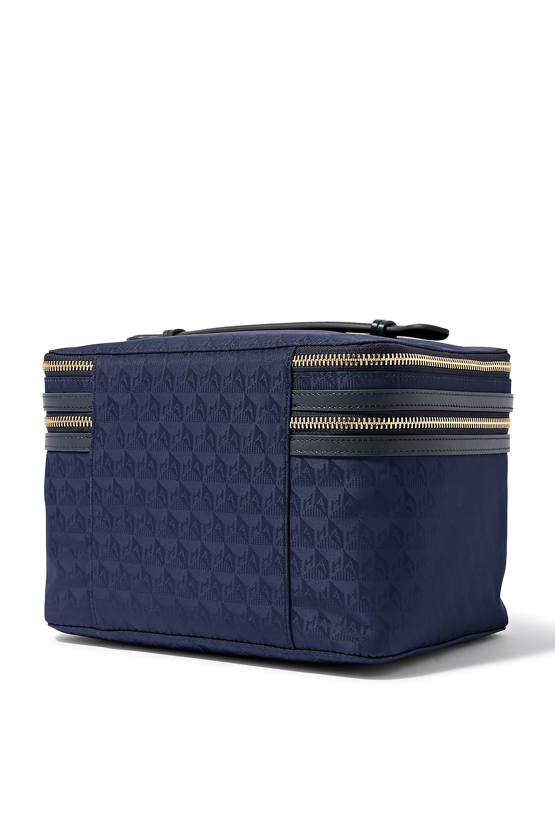 حقيبة مكياج بشعار الماركة