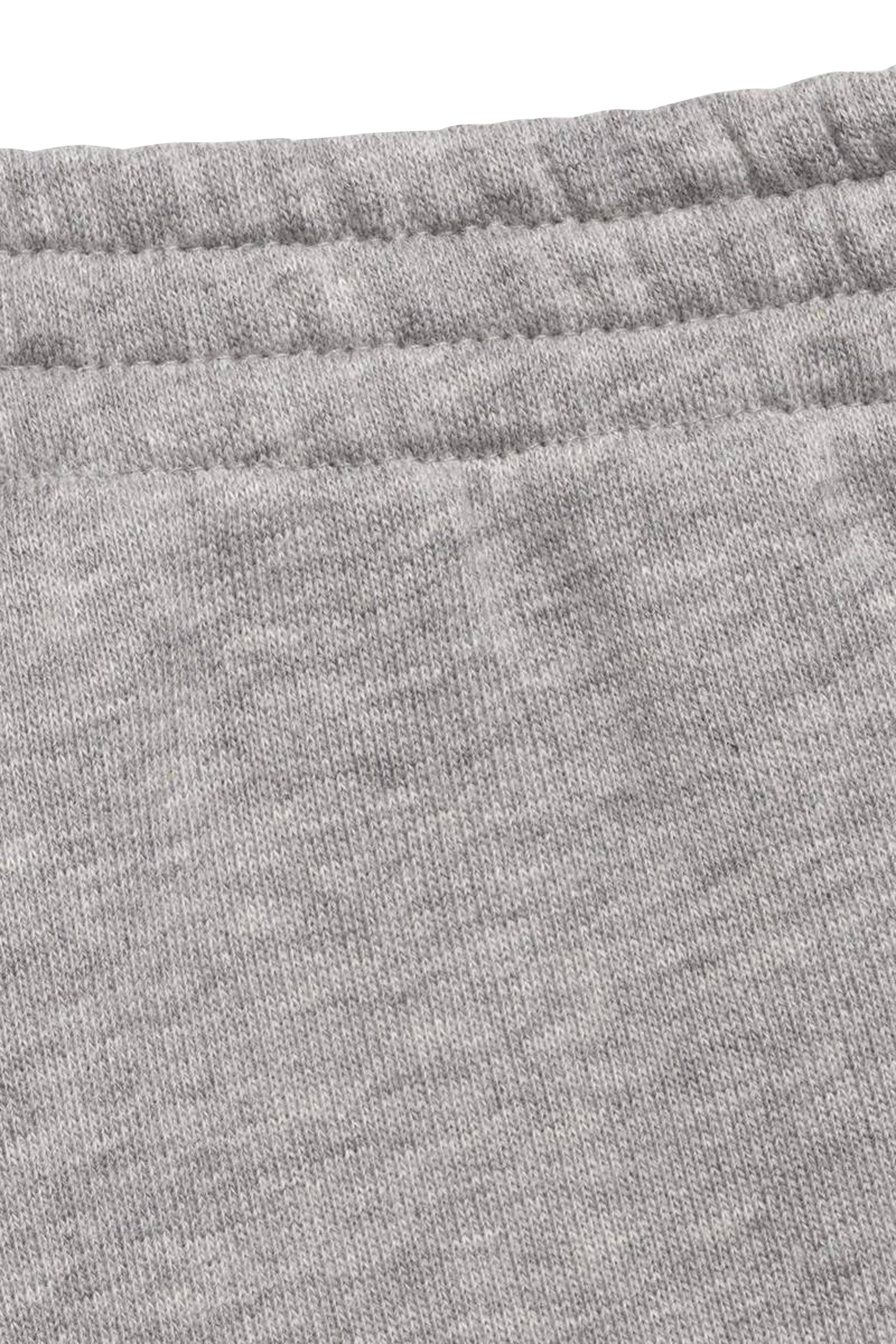 بنطال رياضي بطبعة شعار الماركة بتصميم قرص