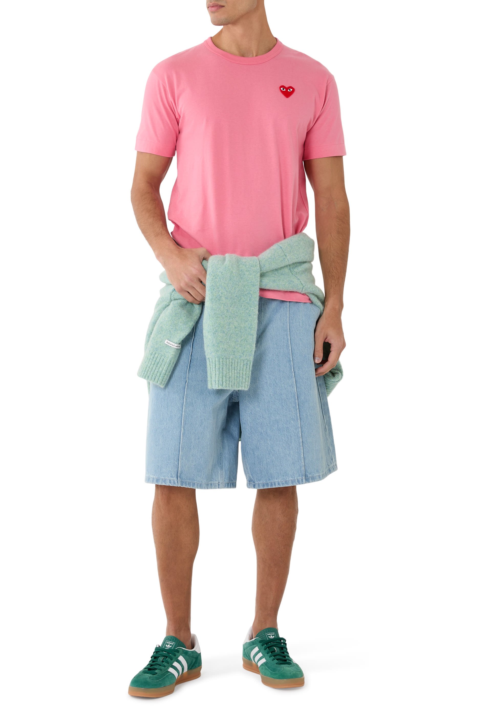 تيشيرت بلاي برقعة قلب باللون الأحمر