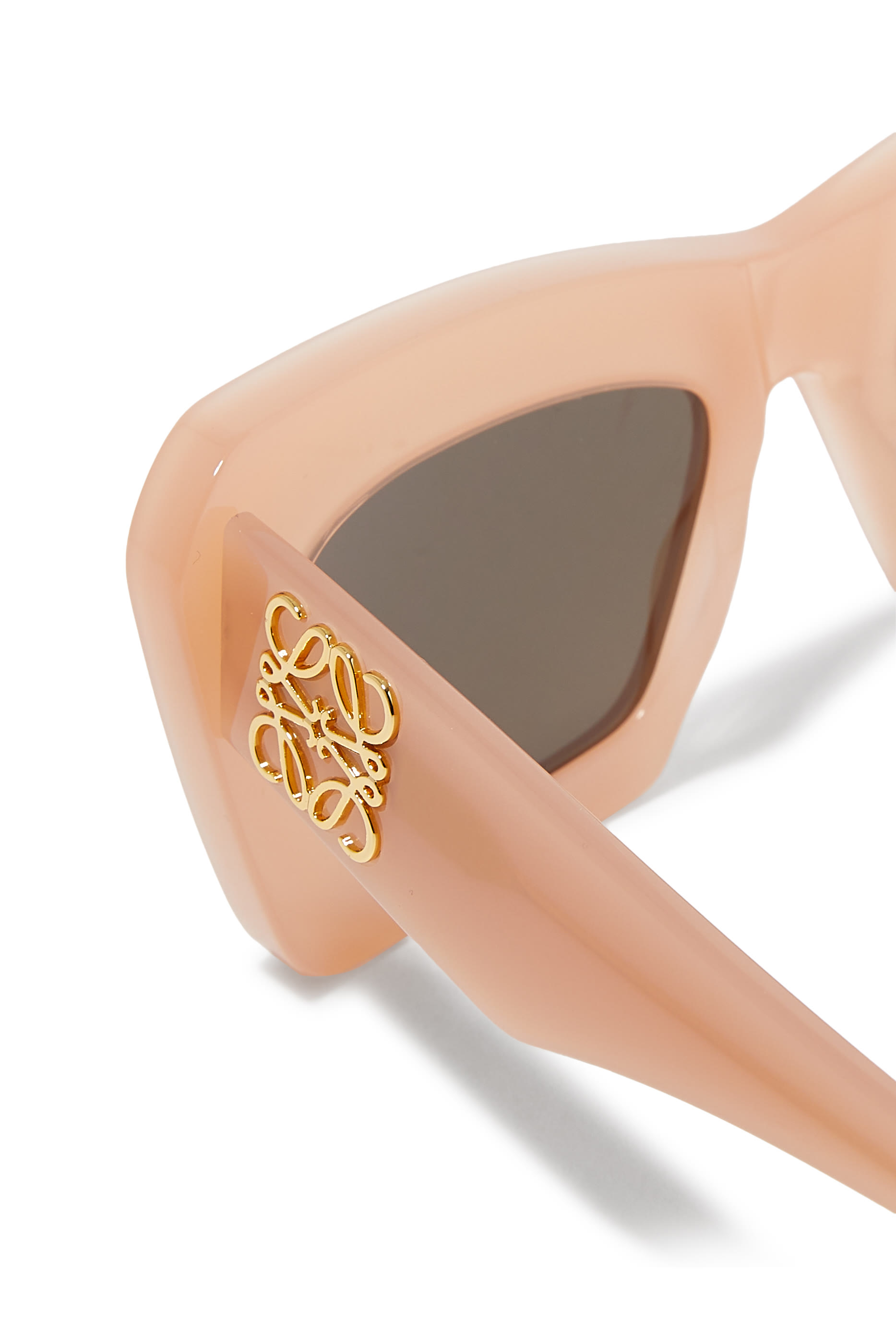 نظارة شمسية بتصميم عين القطة وشعار الماركة