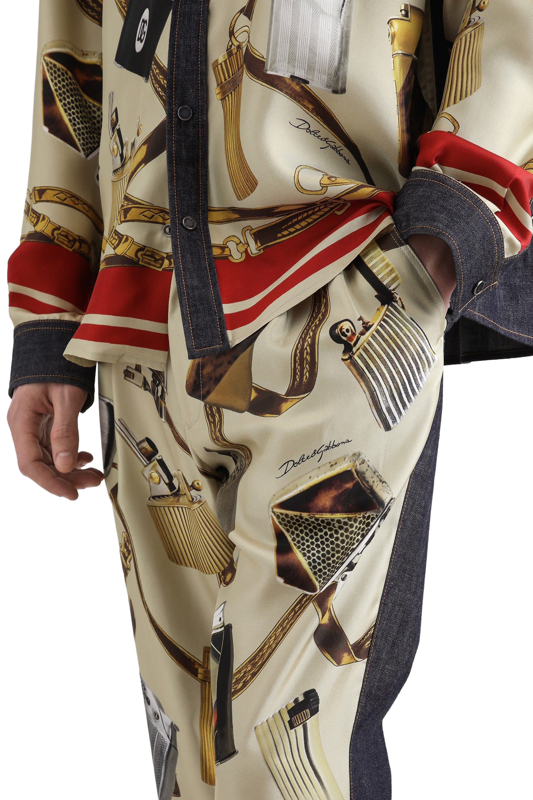 بنطال جينز بقصة واسعة ونقشة بلون أفتح دنيم وحرير