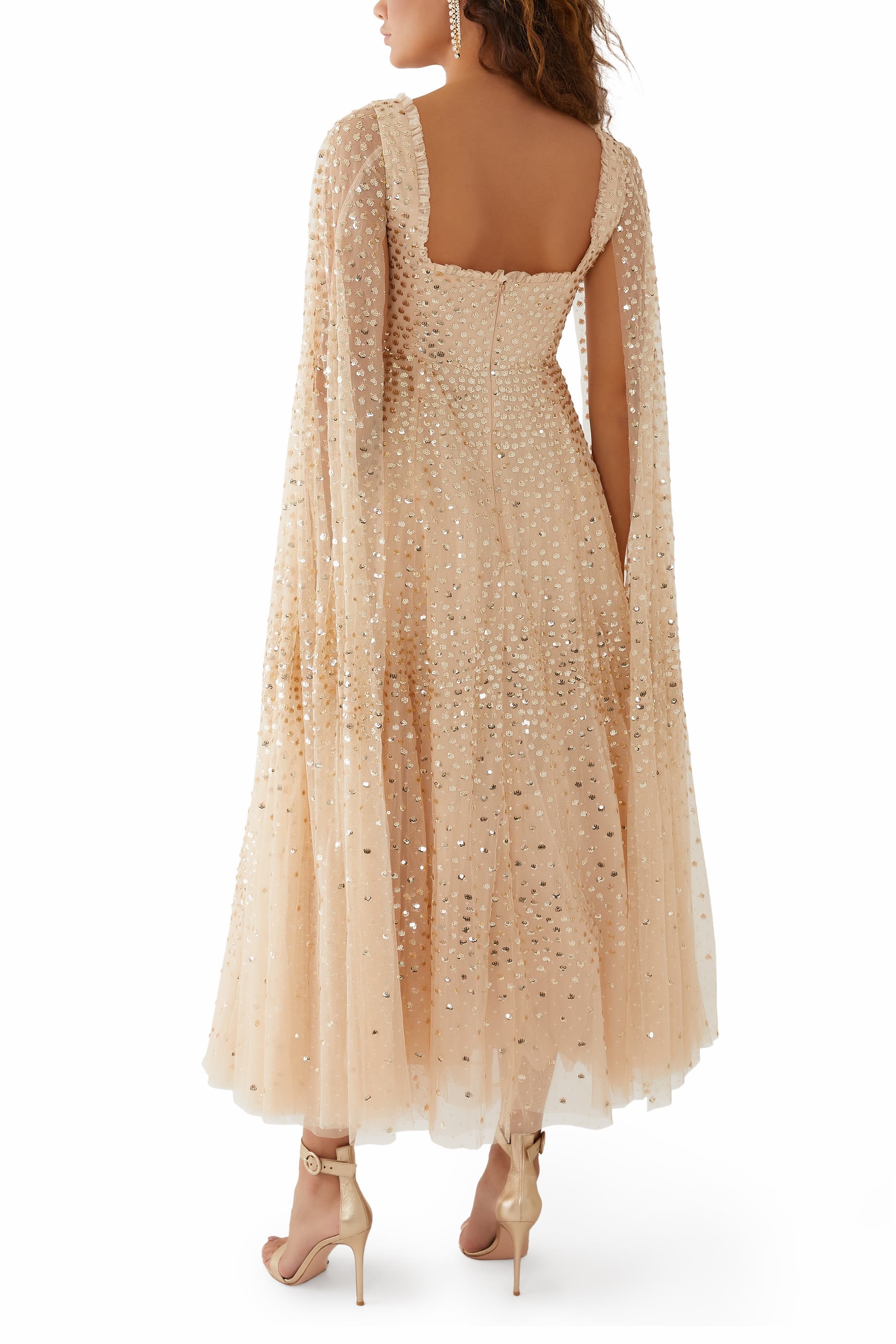 فستان بطبعة نقاط مبعثرة وأكمام كاب بطول الكاحل