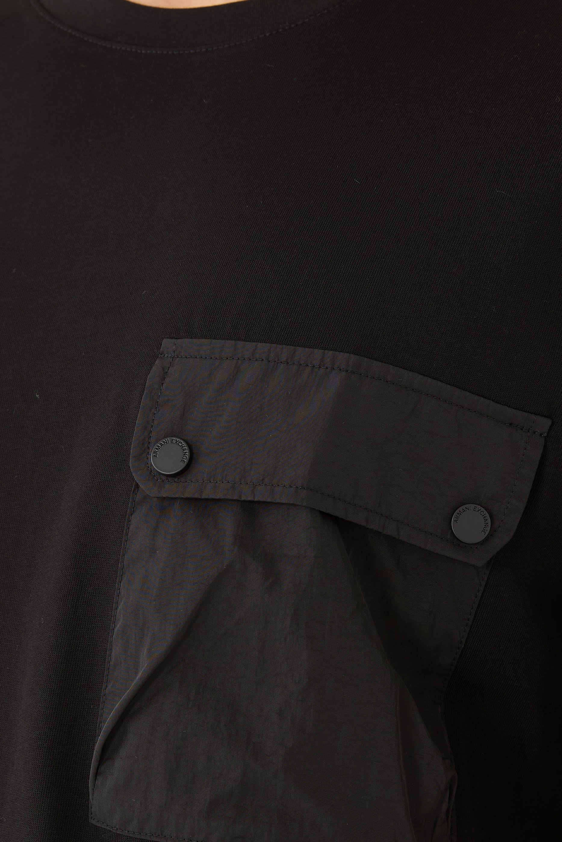 تيشيرت بجيب بشعار الماركة