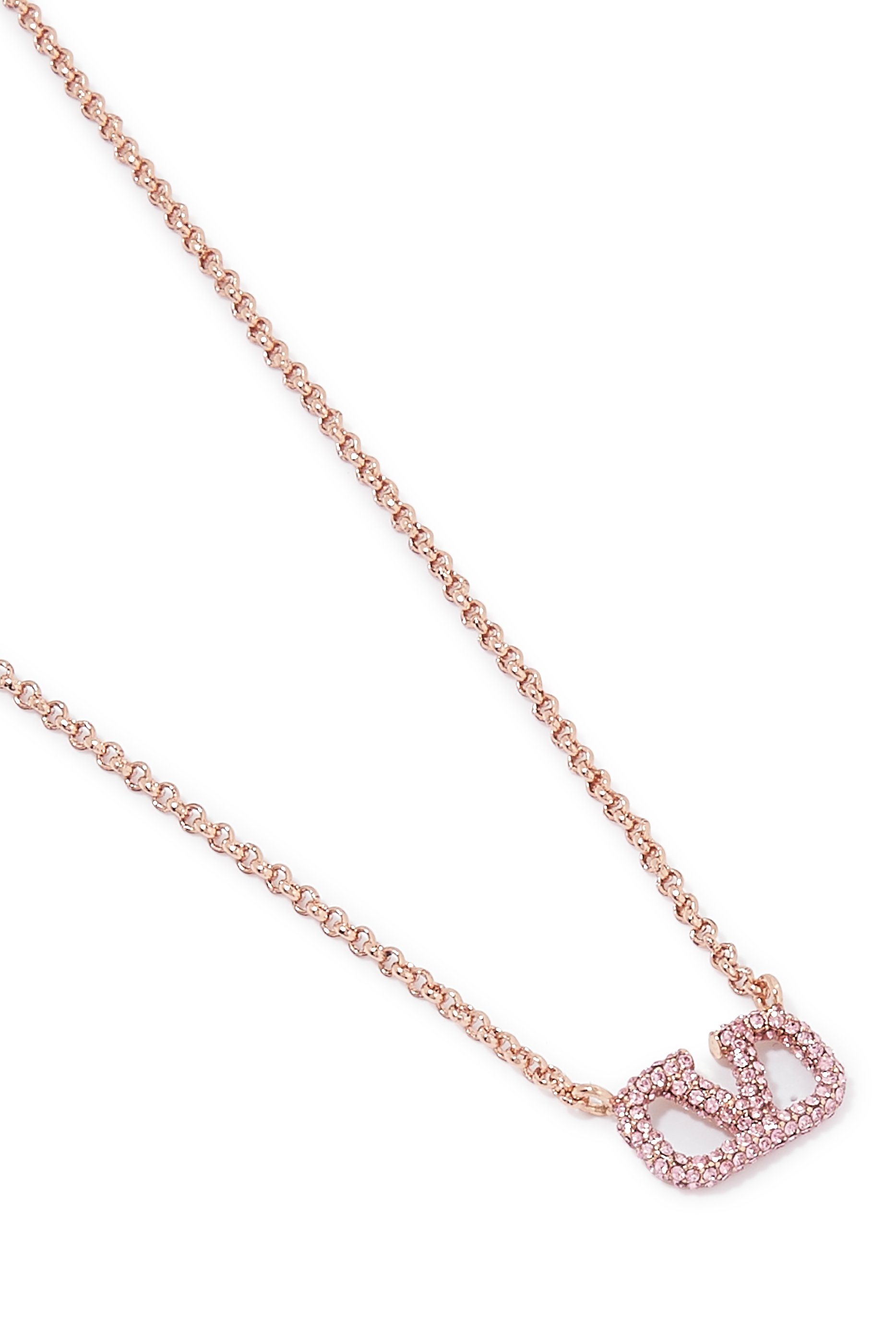 قلادة بشعار الماركة V حصريا للشرق الأوسط