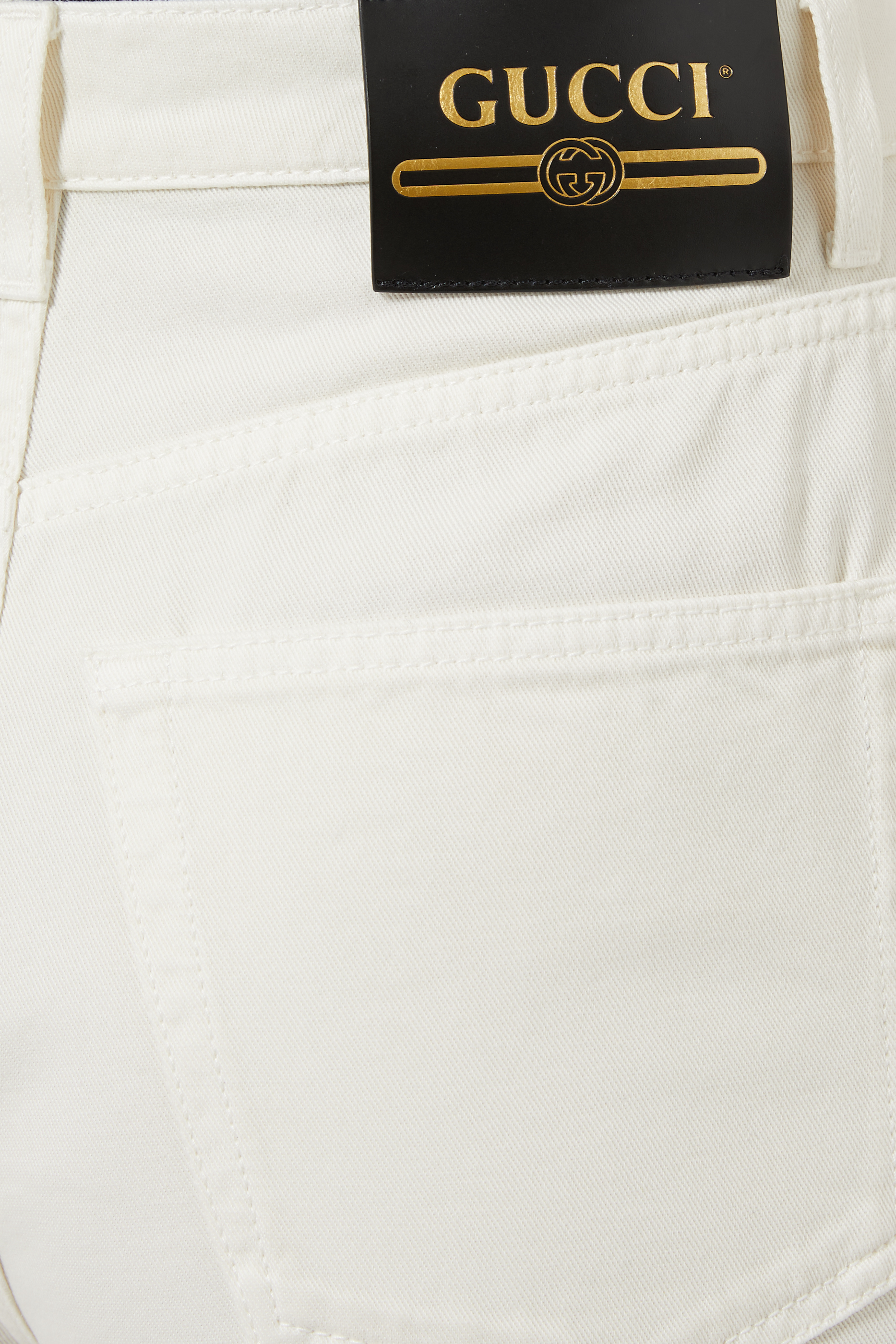 بنطال بقصة واسعة ولون باهت خامات صديقة للبيئة