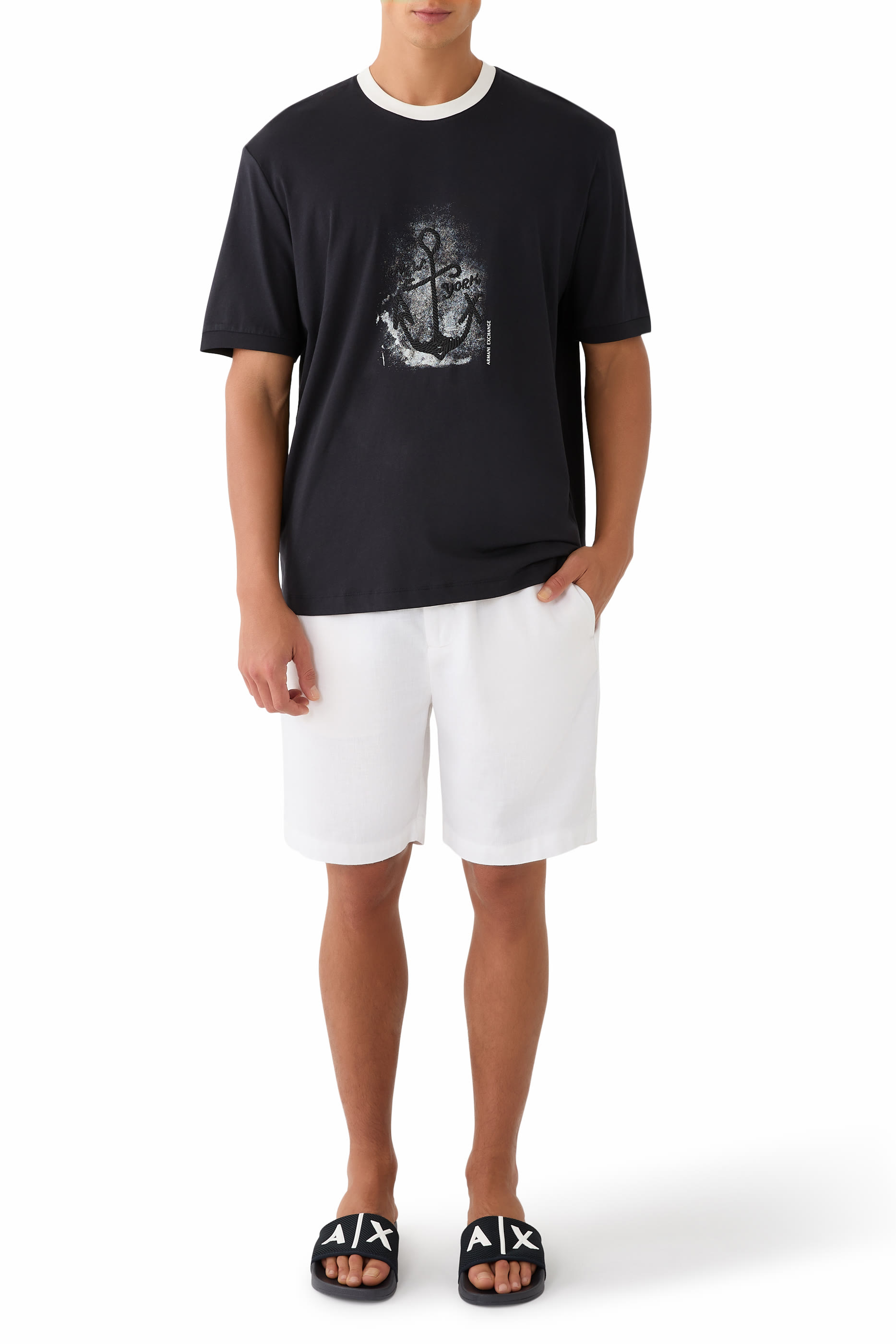 صندل ميكونوس بنعل مسطح وشعار الماركة