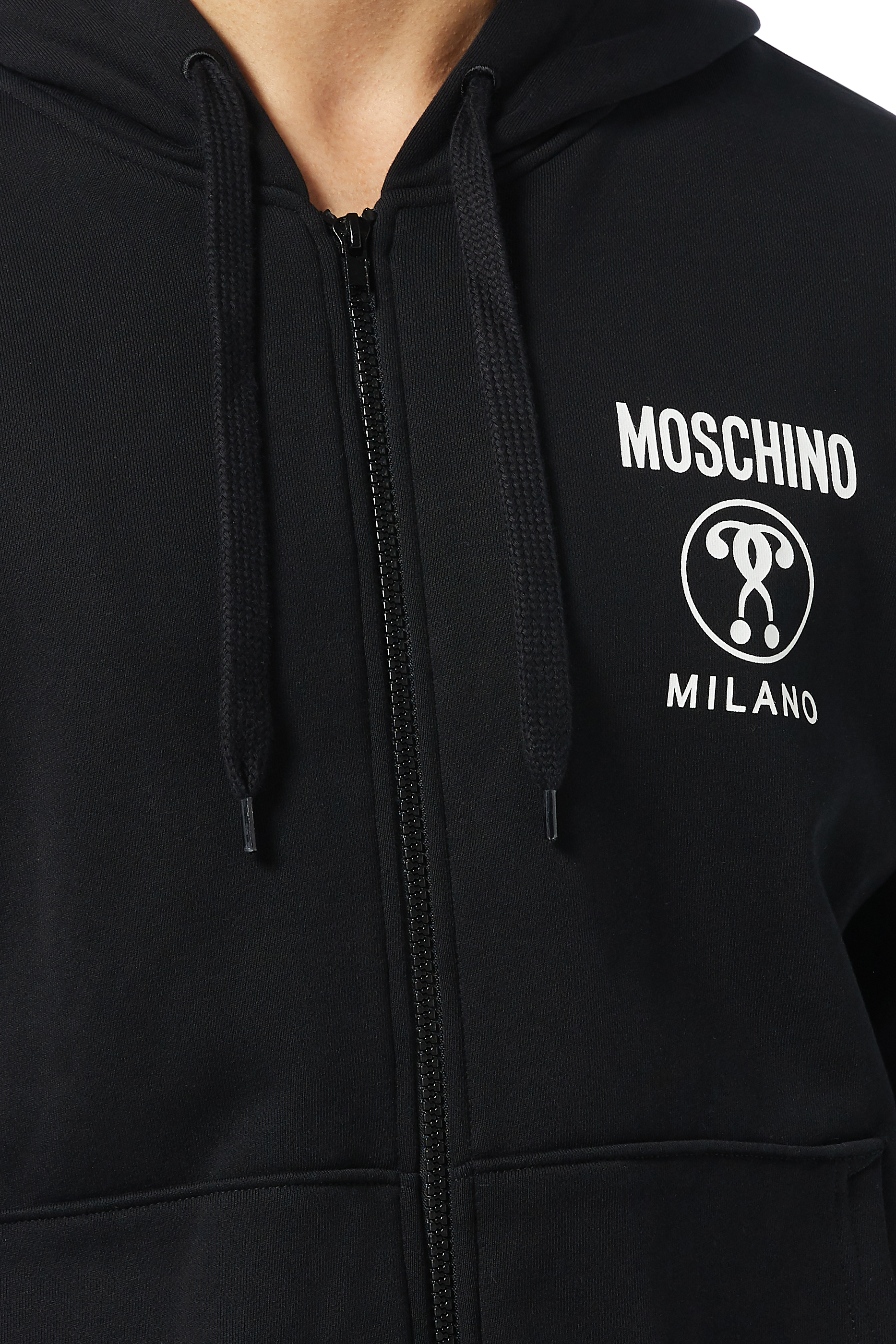 كنزة بغطاء رأس وعلامتي استفهام