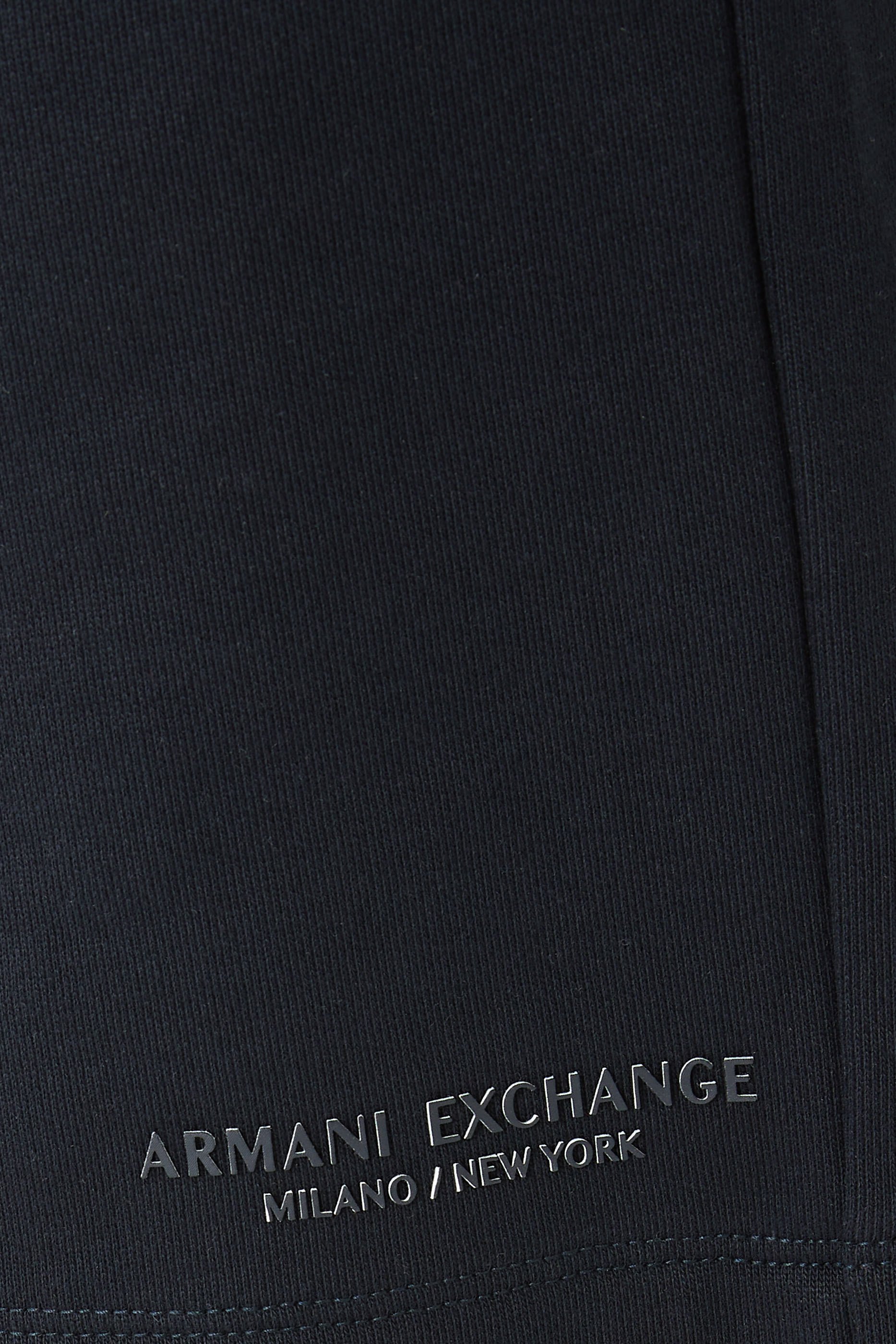 شورت بشعار الماركة