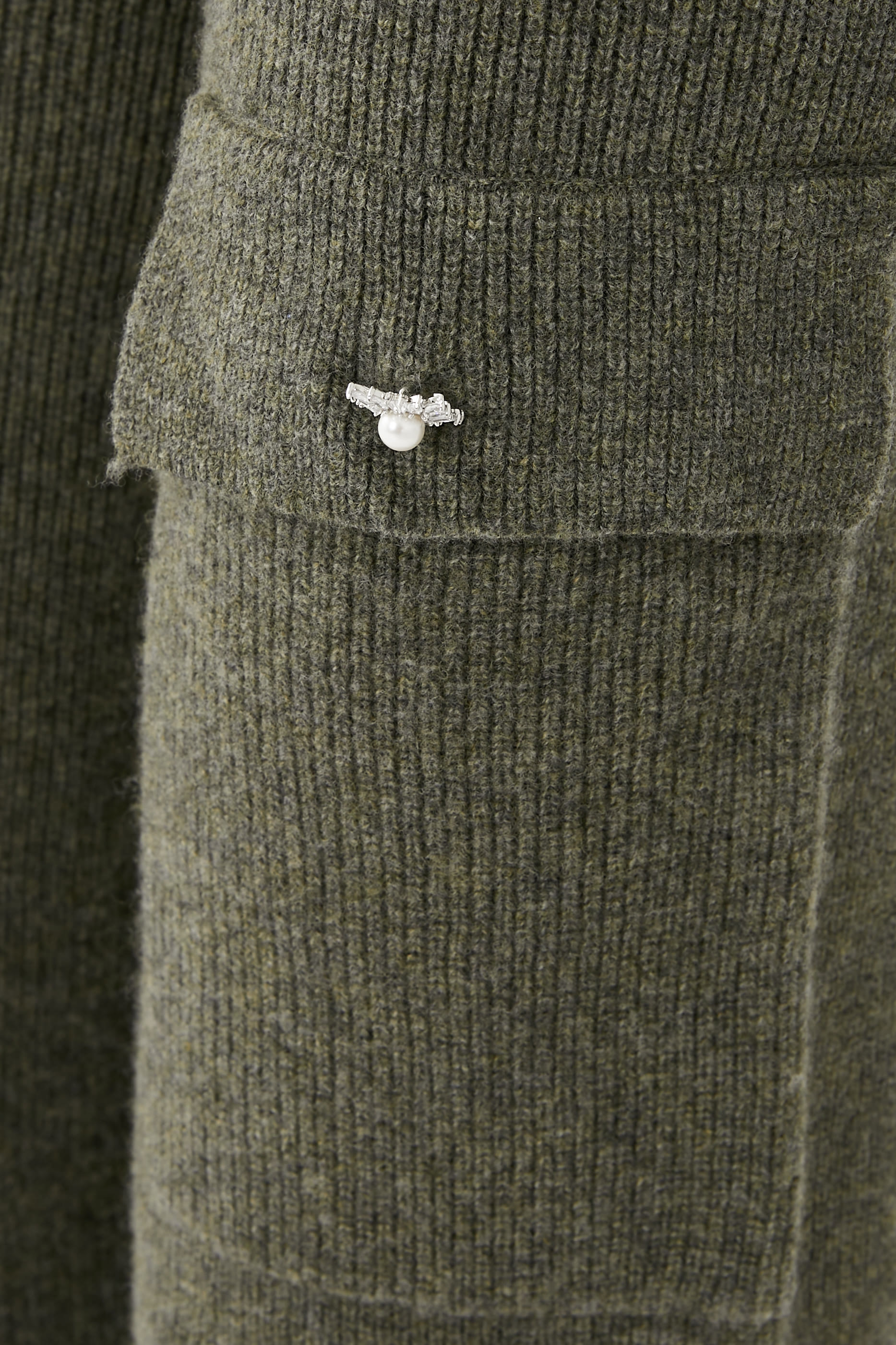 بنطار كارجو مطرز بخصر مرتفع