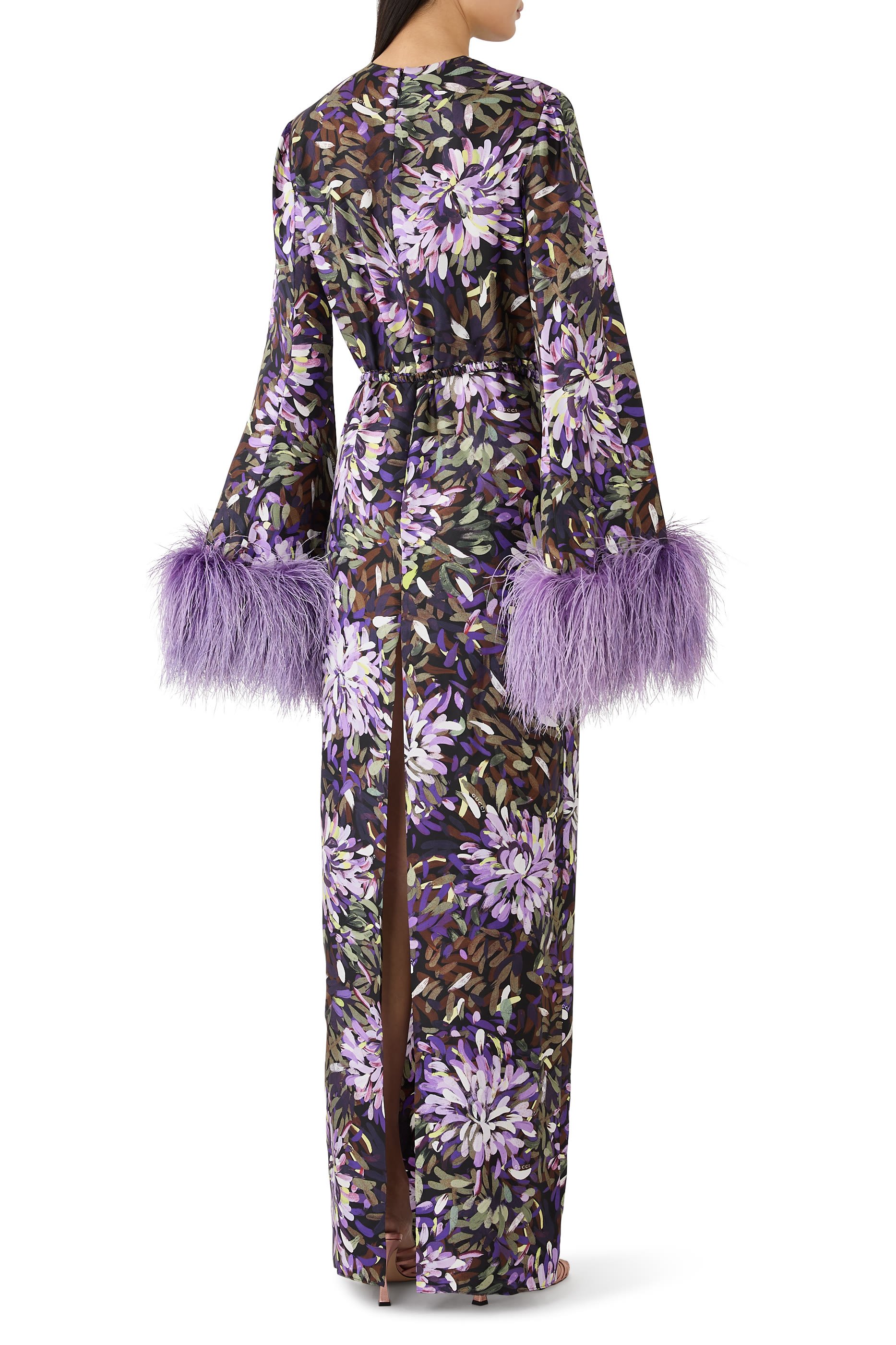 فستان بنقشة وأساور بريش