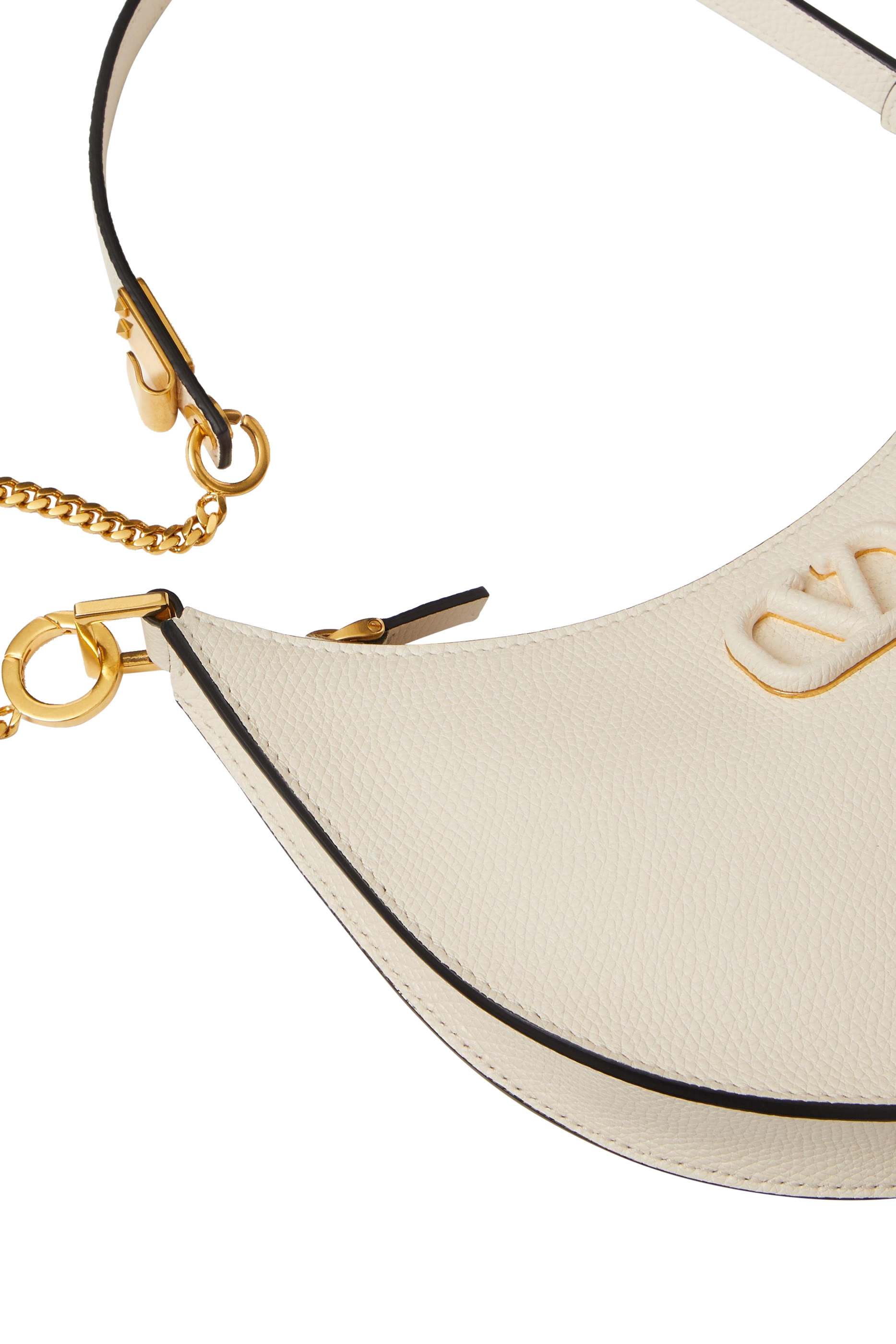 حقيبة صغيرة بحروف شعار الماركة