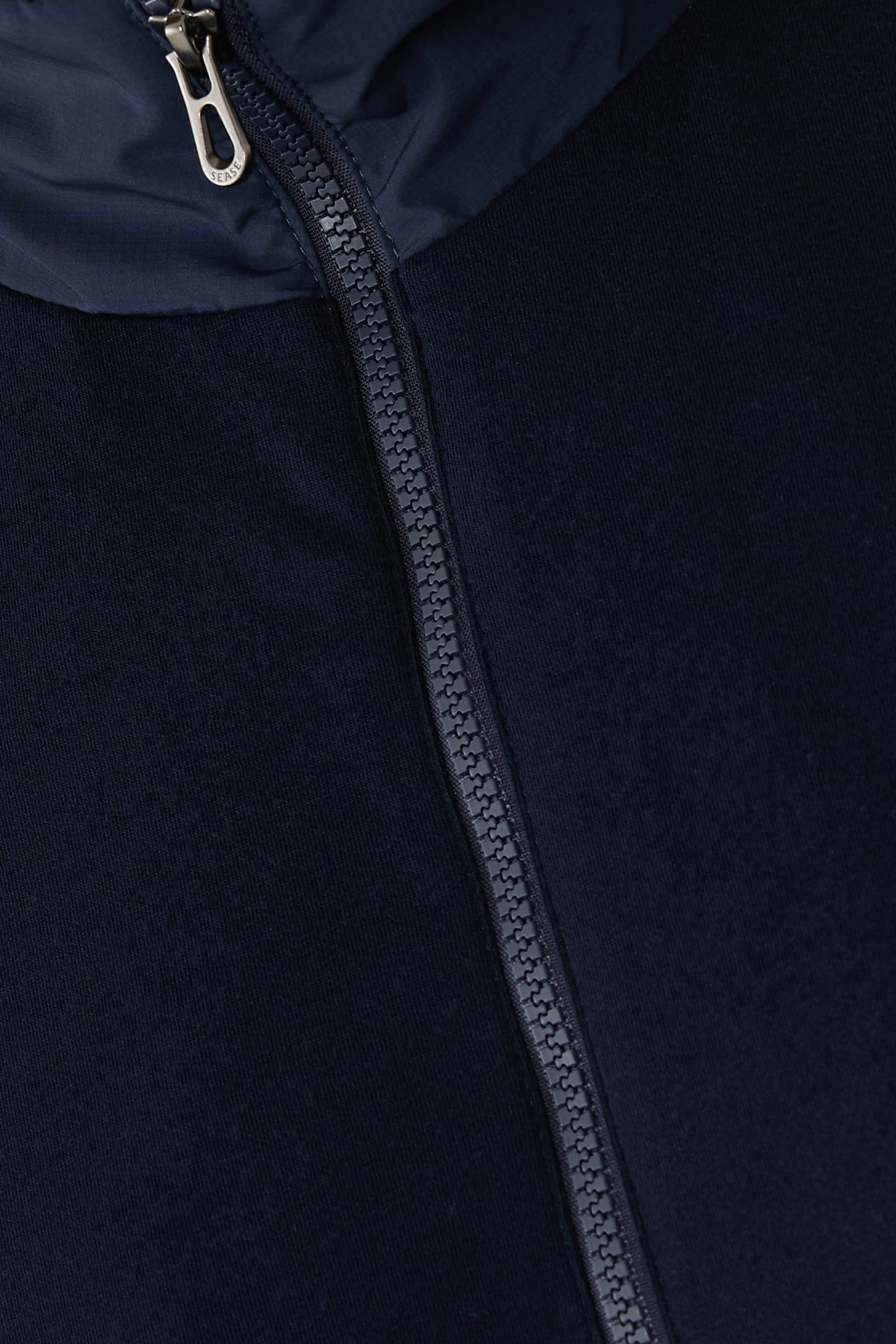 سويت شيرت إكسبلورر