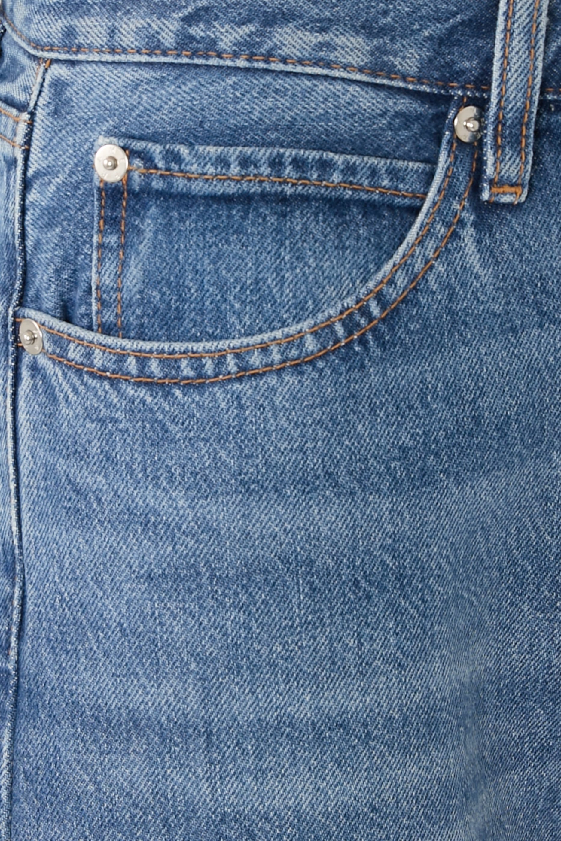 بنطال جينز بقصّة قصيرة وتفاصيل عمودية 