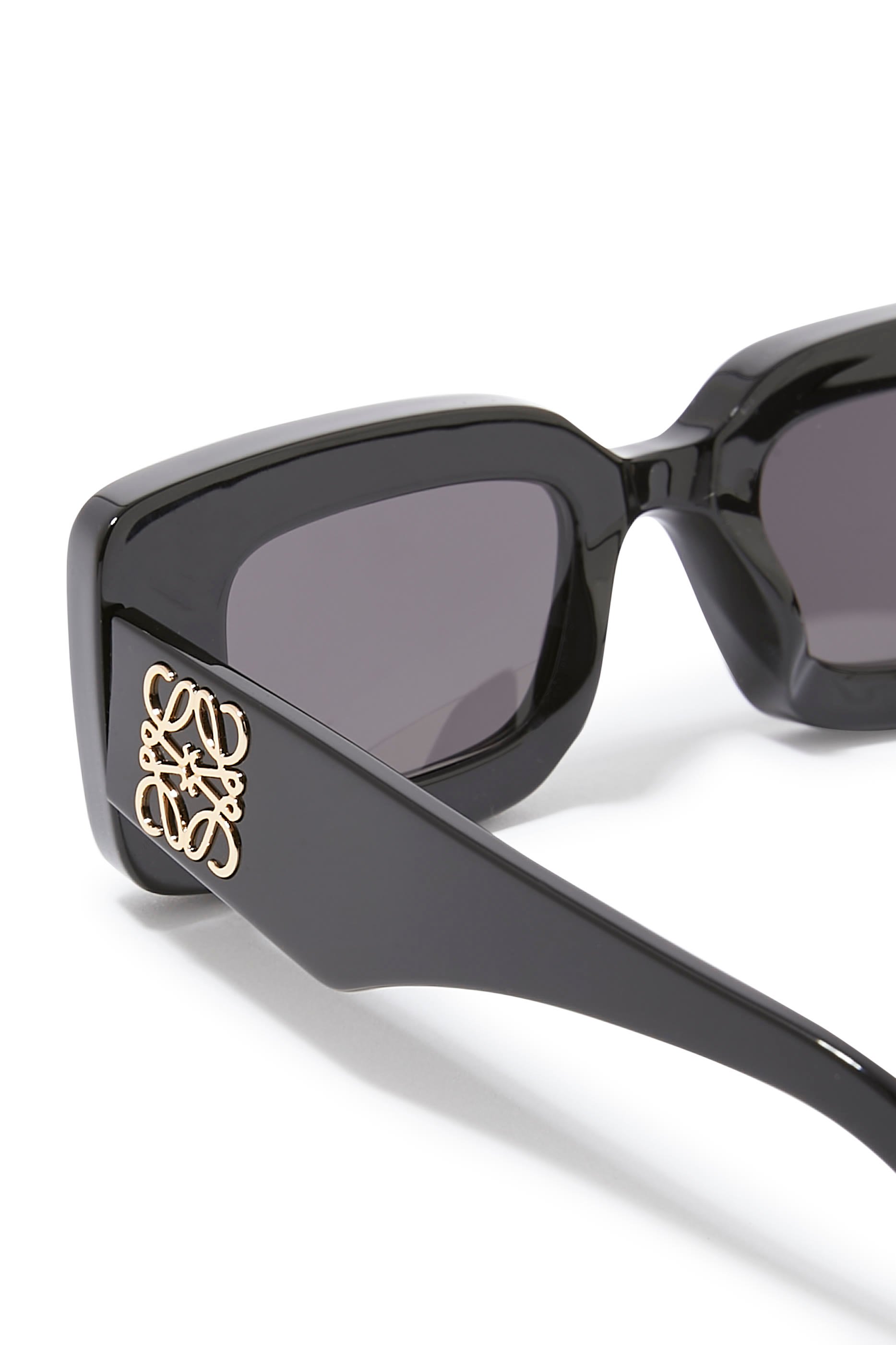 نظارة شمسية بإطار سميك وشعار الماركة