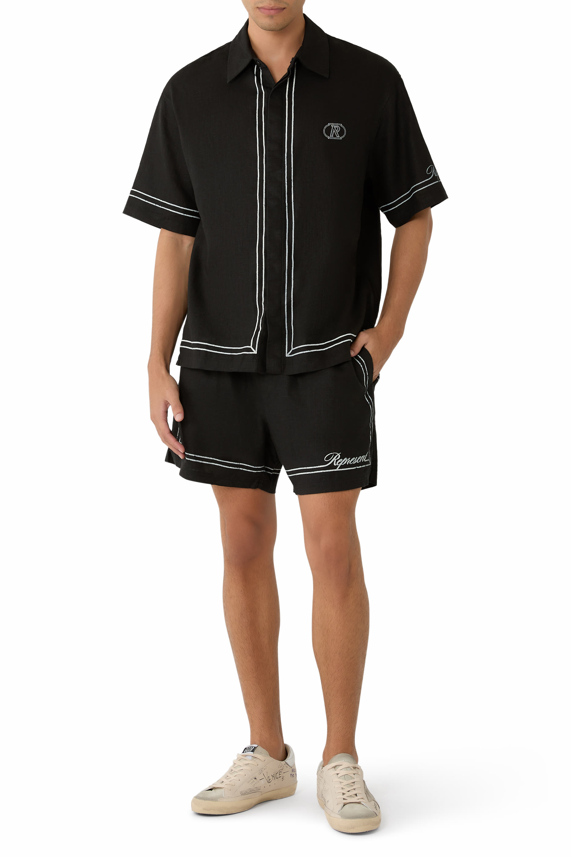 قميص بشعار الماركة وحواف بلون مغاير