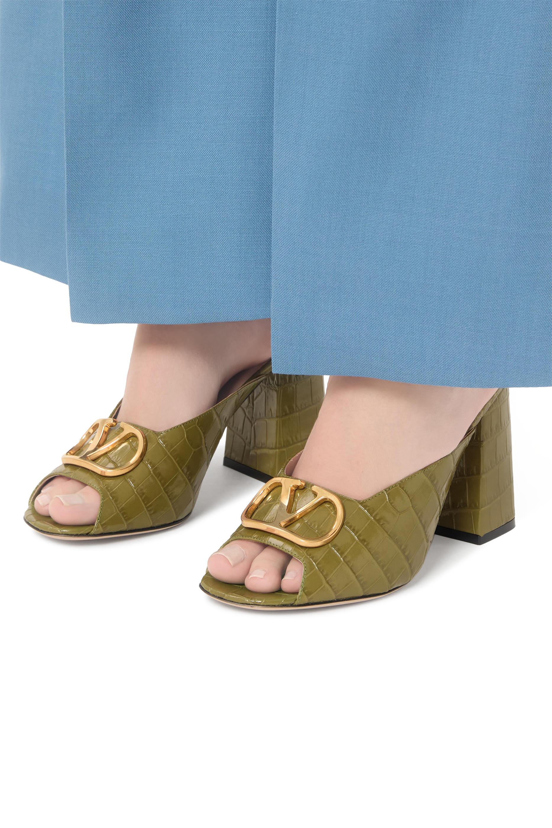 صندل 95 بحلية شعار الماركة جلد عجل بنقشة