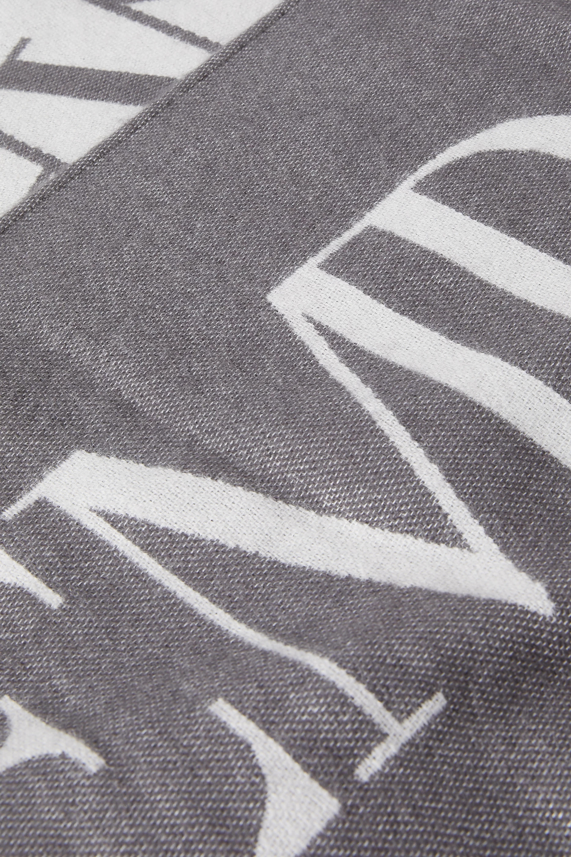 وشاح بلونين ونقشة شعار الماركة بحجم كبير مزيج صوف