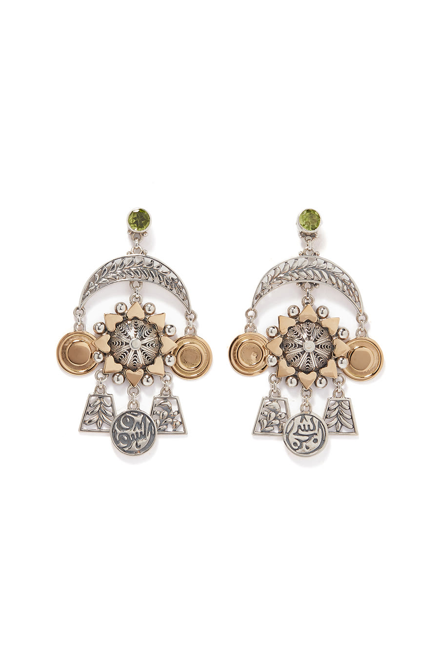 أقراط مزخرفة بالخط العربي