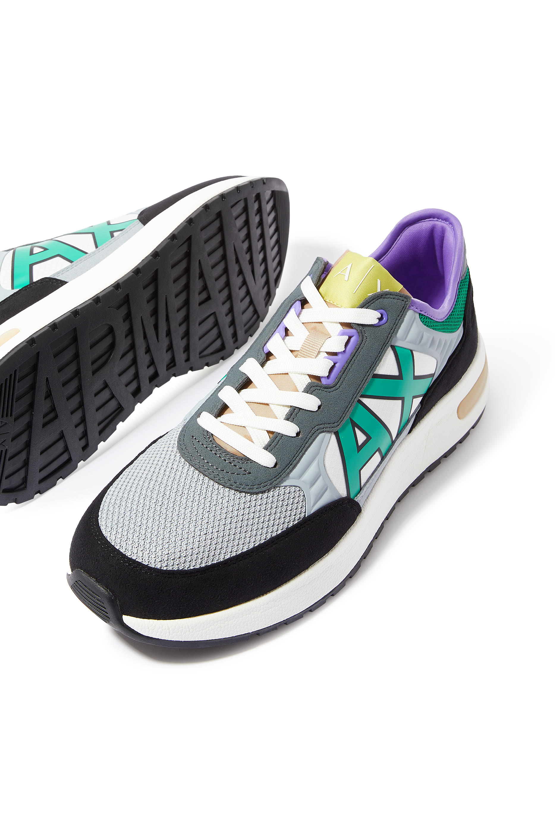 سنيكرز بأربطة وشعار الماركة بملمس بارز