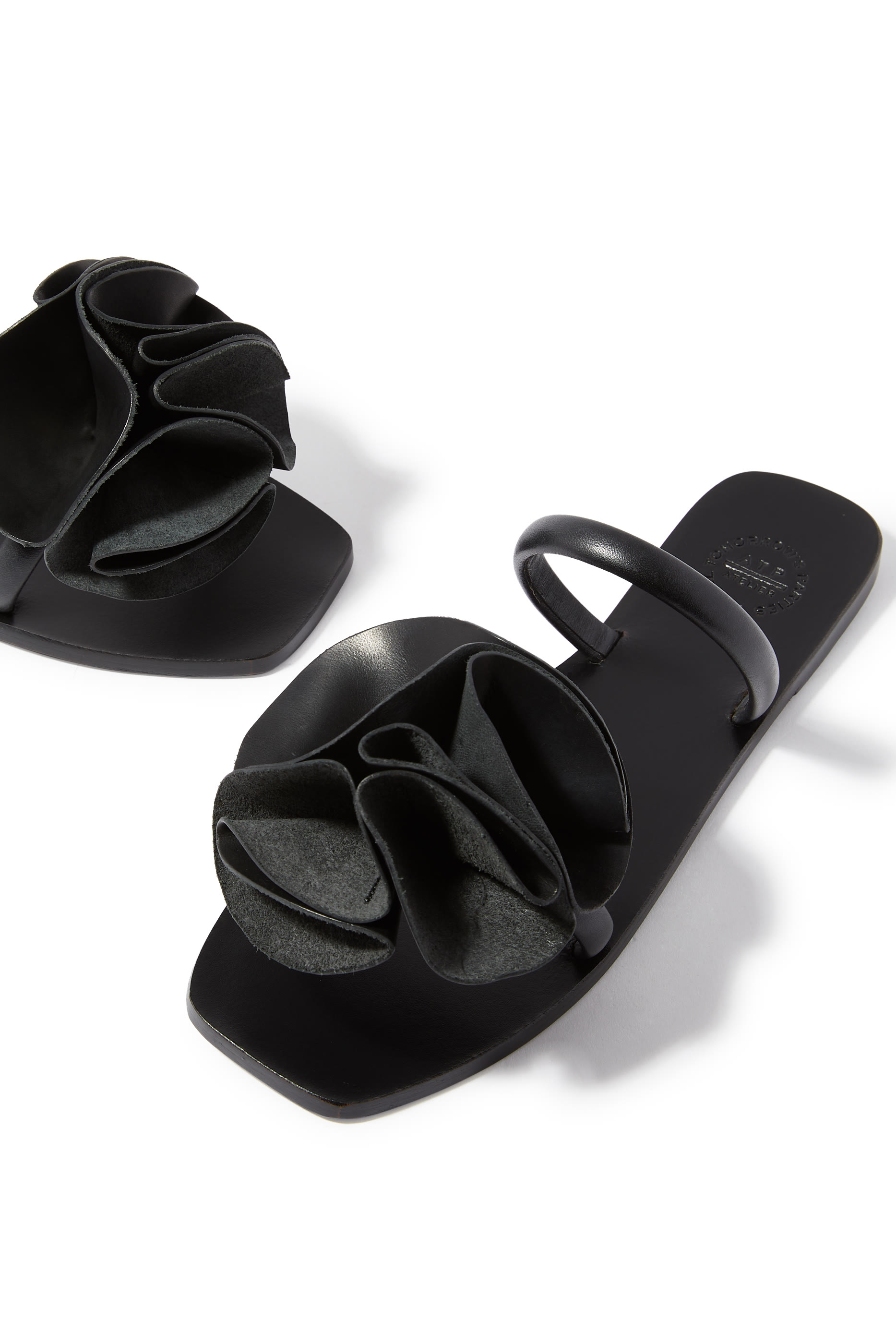 حذاء خفيف إسيرنيا مزين بزهرة