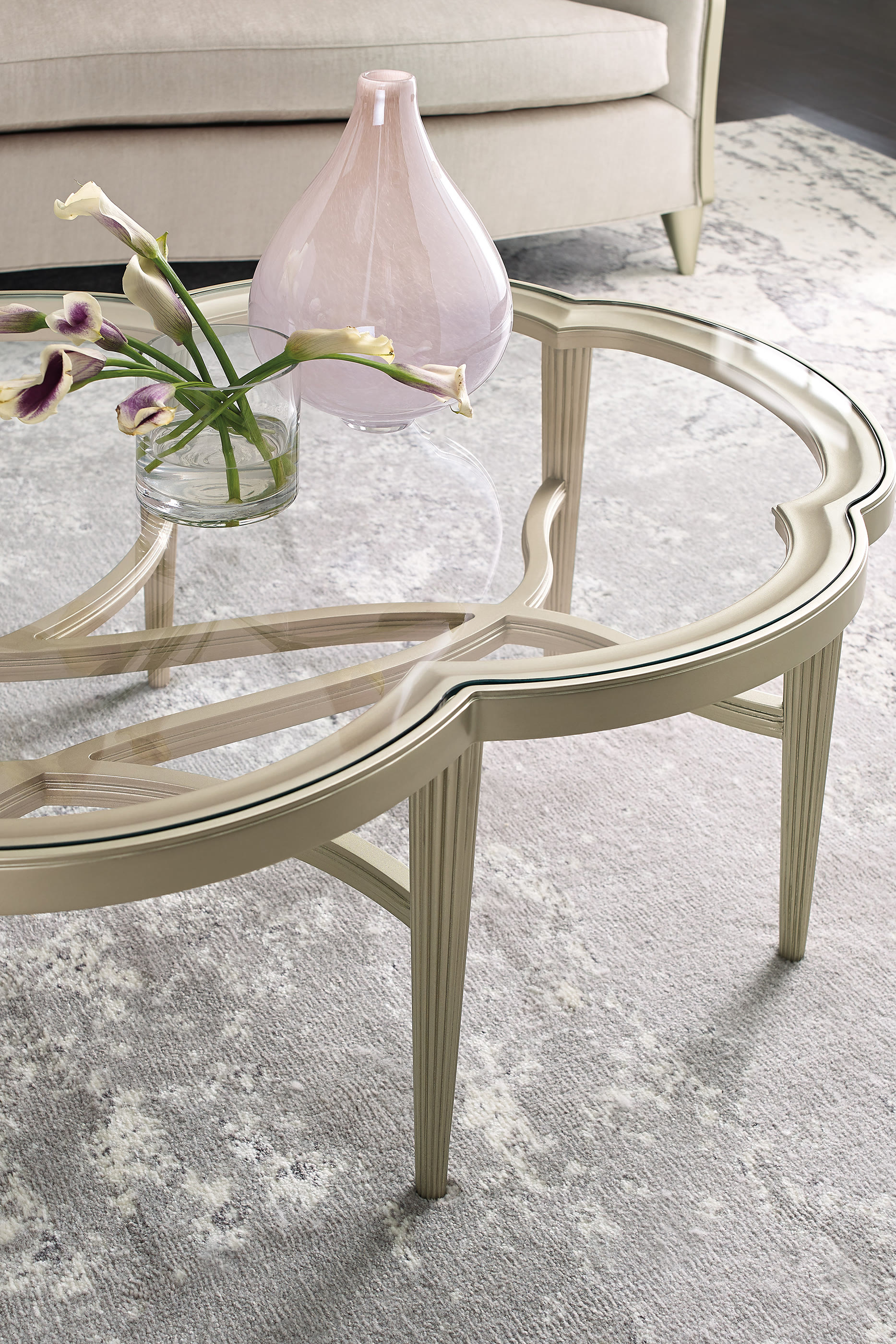 طاولة قهوة ليليان بتصميم بيضاوي