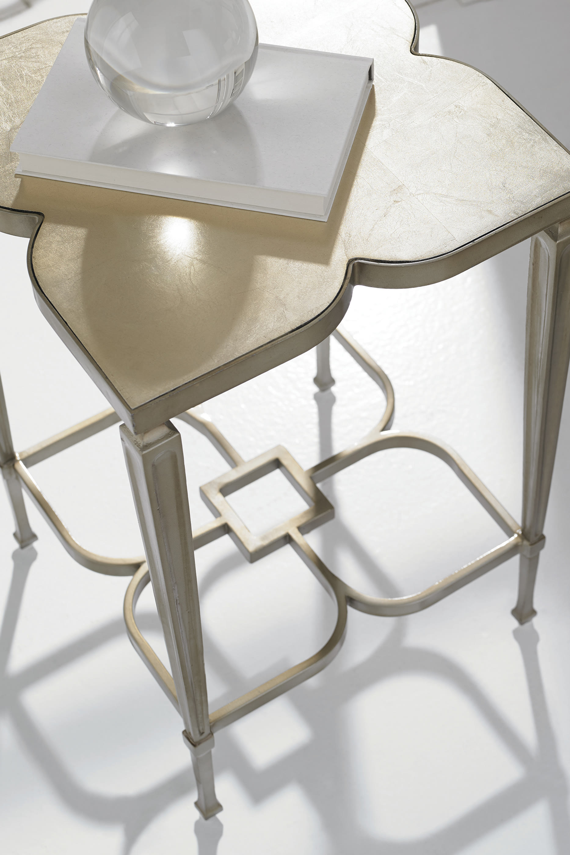 طاولة جانبية لاكي شارم