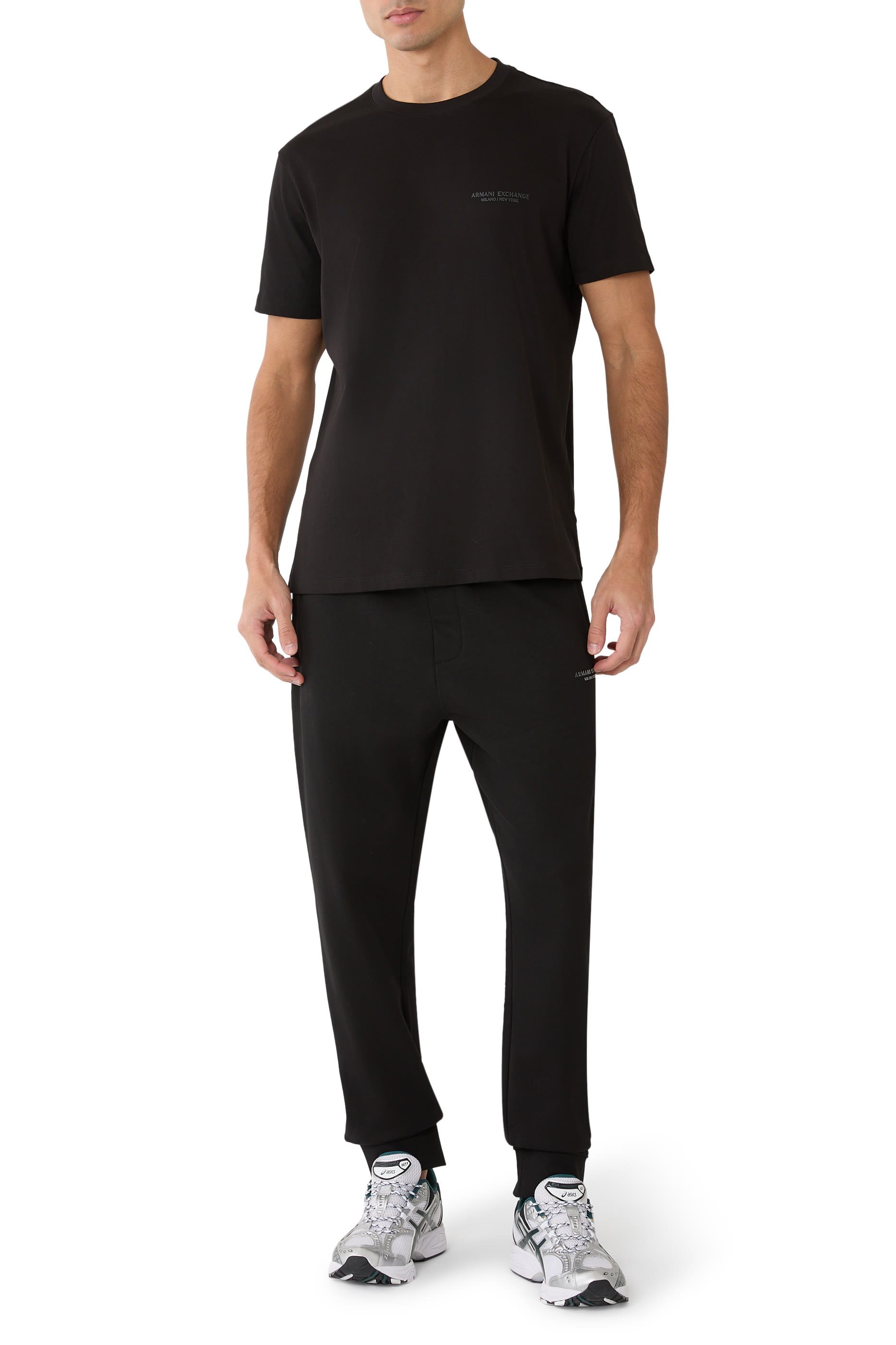 تيشيرت بقصة عادية وشعار الماركة