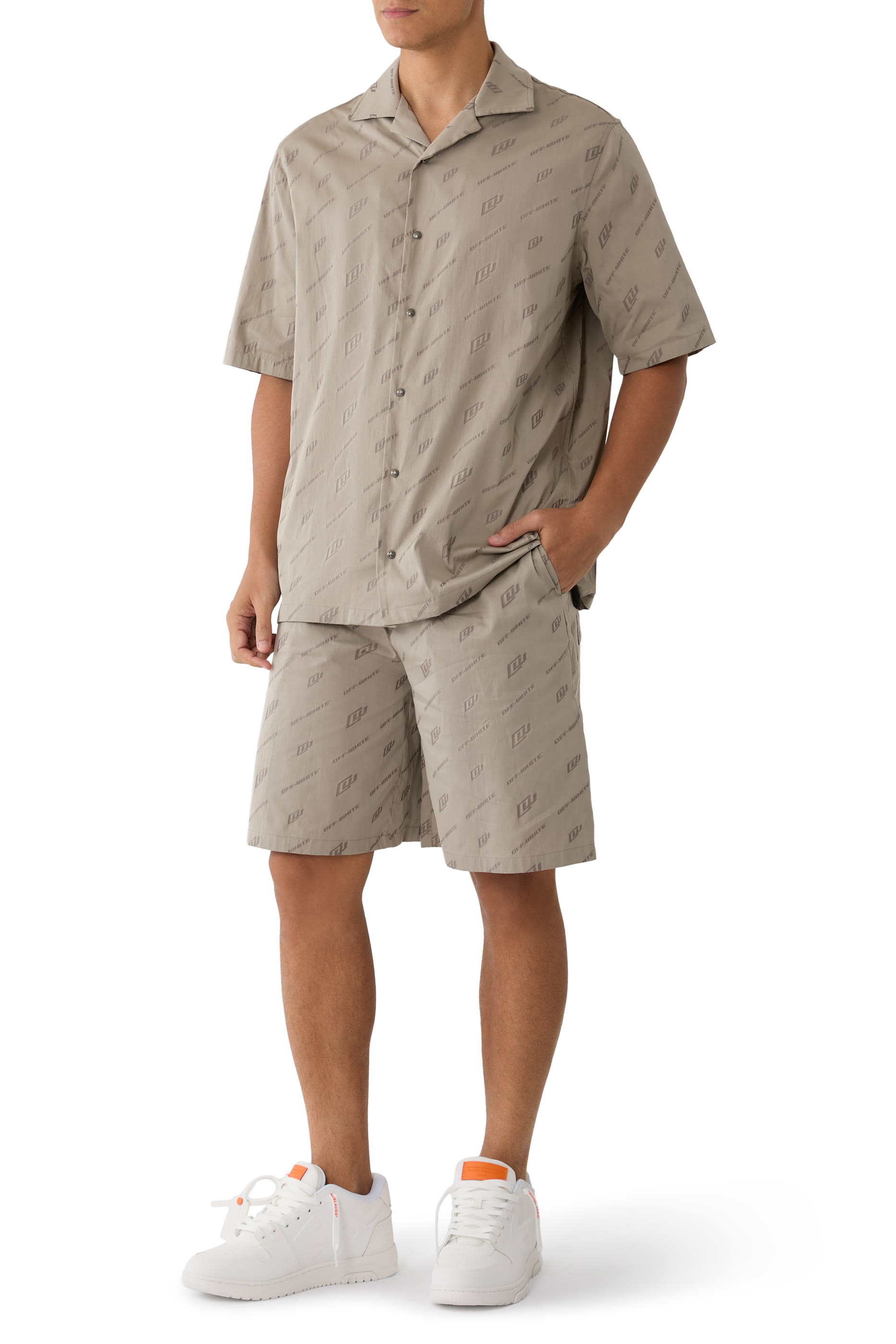 شورت بطبعة شعار الماركة