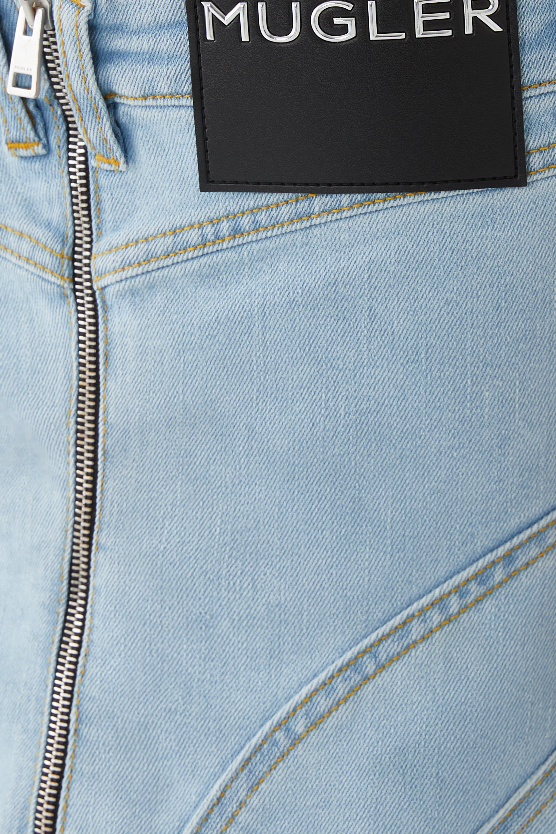 فستان دنيم بقصة ضيقة بتفاصيل ملتوية