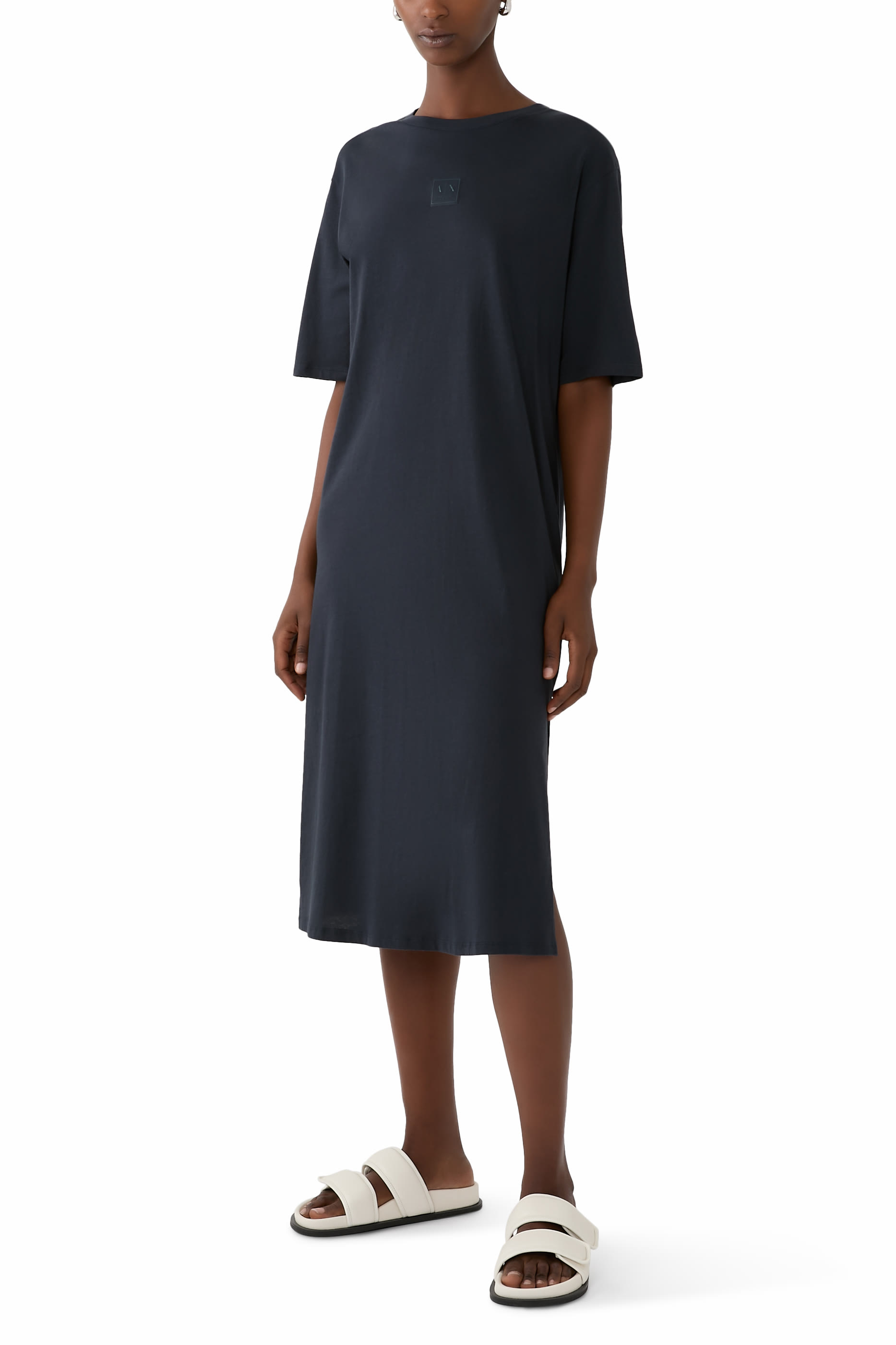 فستان بشعار الماركة