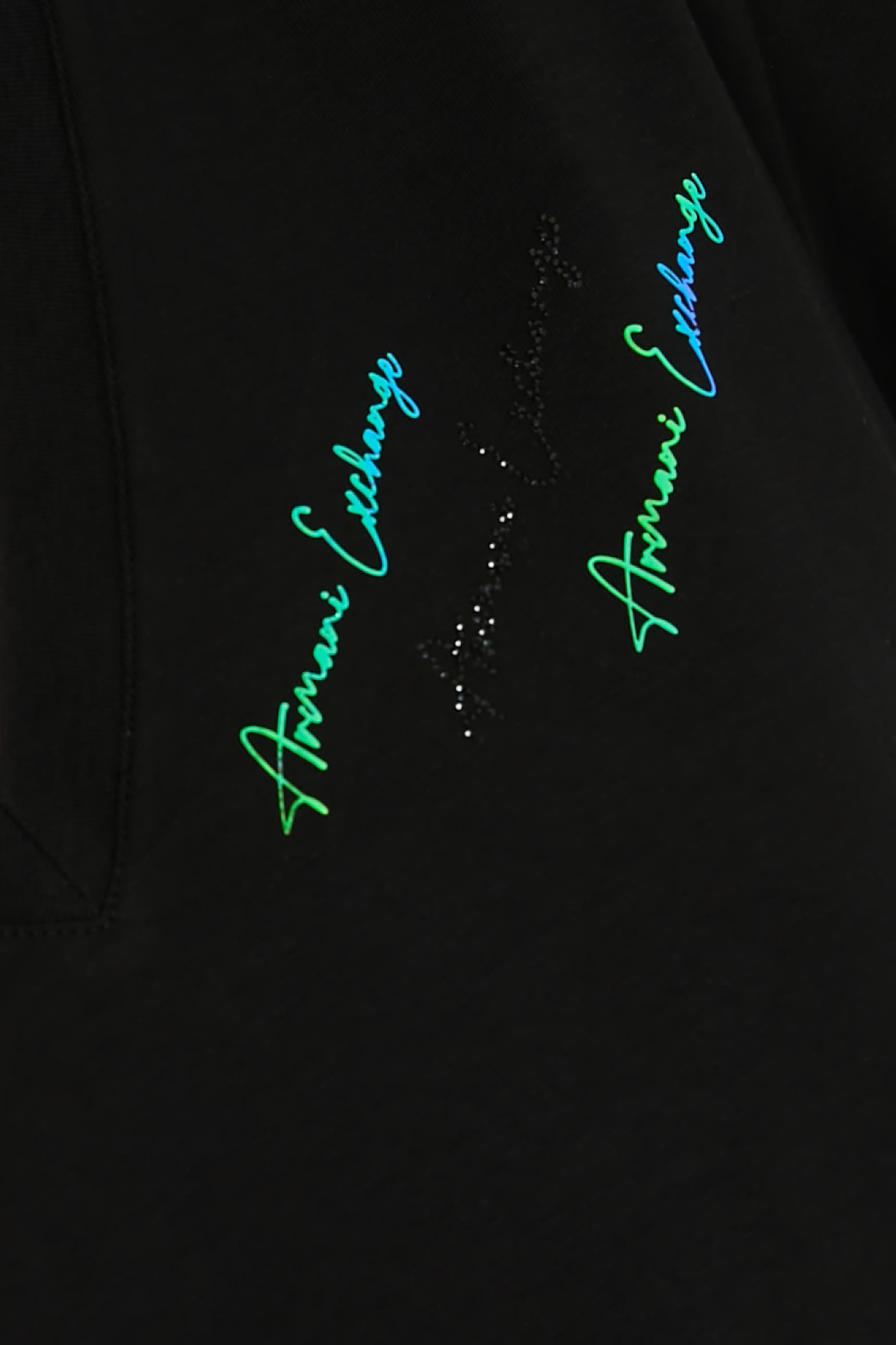 تيشيرت بياقة V وقصة ضيقة