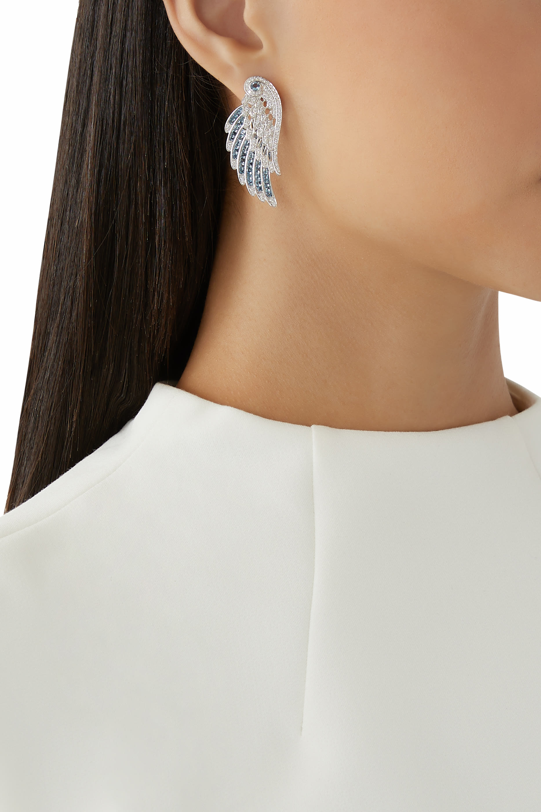 أقراط وينغز امبرايس متدلية مرصعة بالزبرجد والماس، ذهب أبيض عيار 18