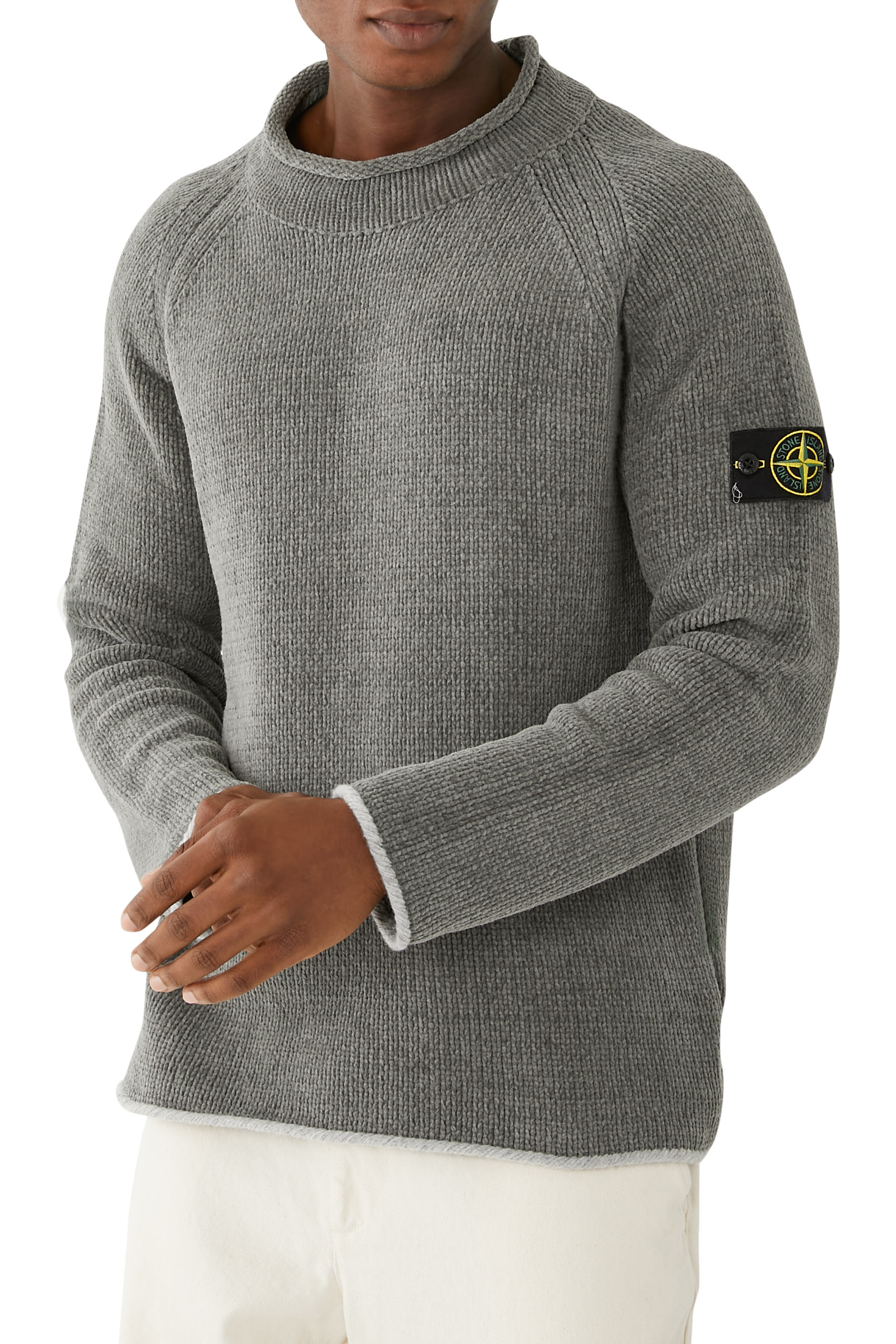 كنزة بياقة عالية وقصة واسعة