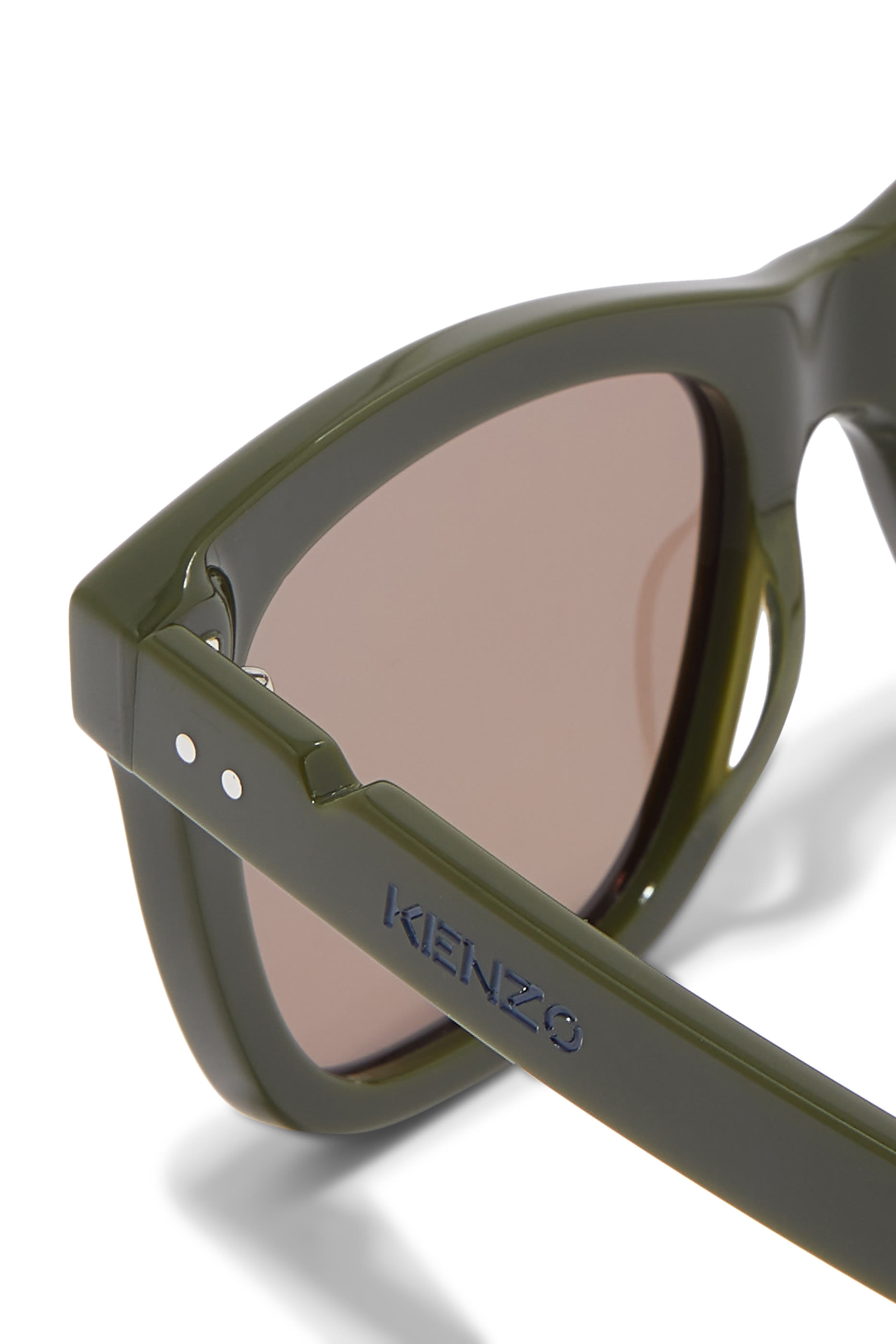 نظارة شمسية بإطار على شكل حرف D