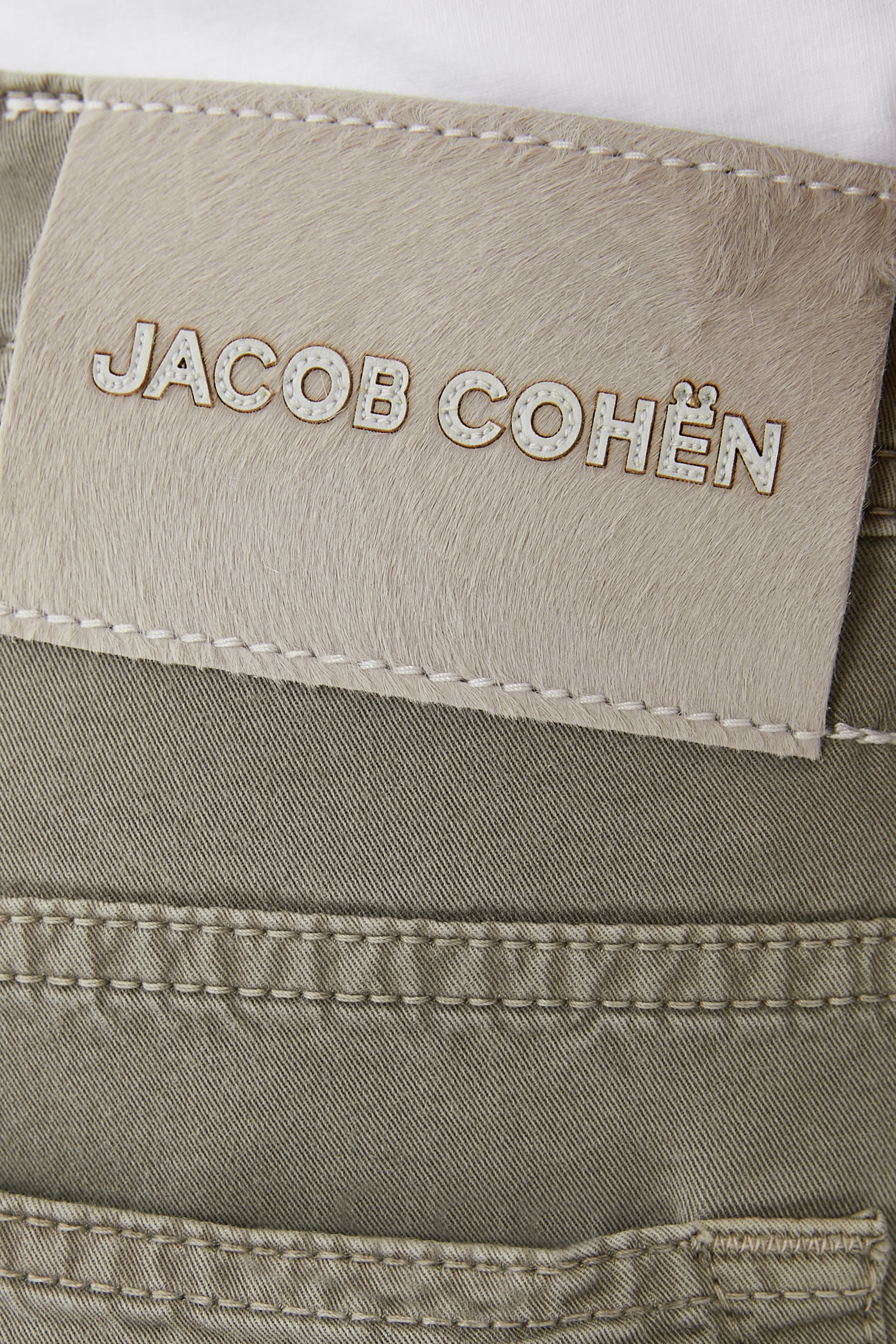 شورت برمودا بقصة ضيقة