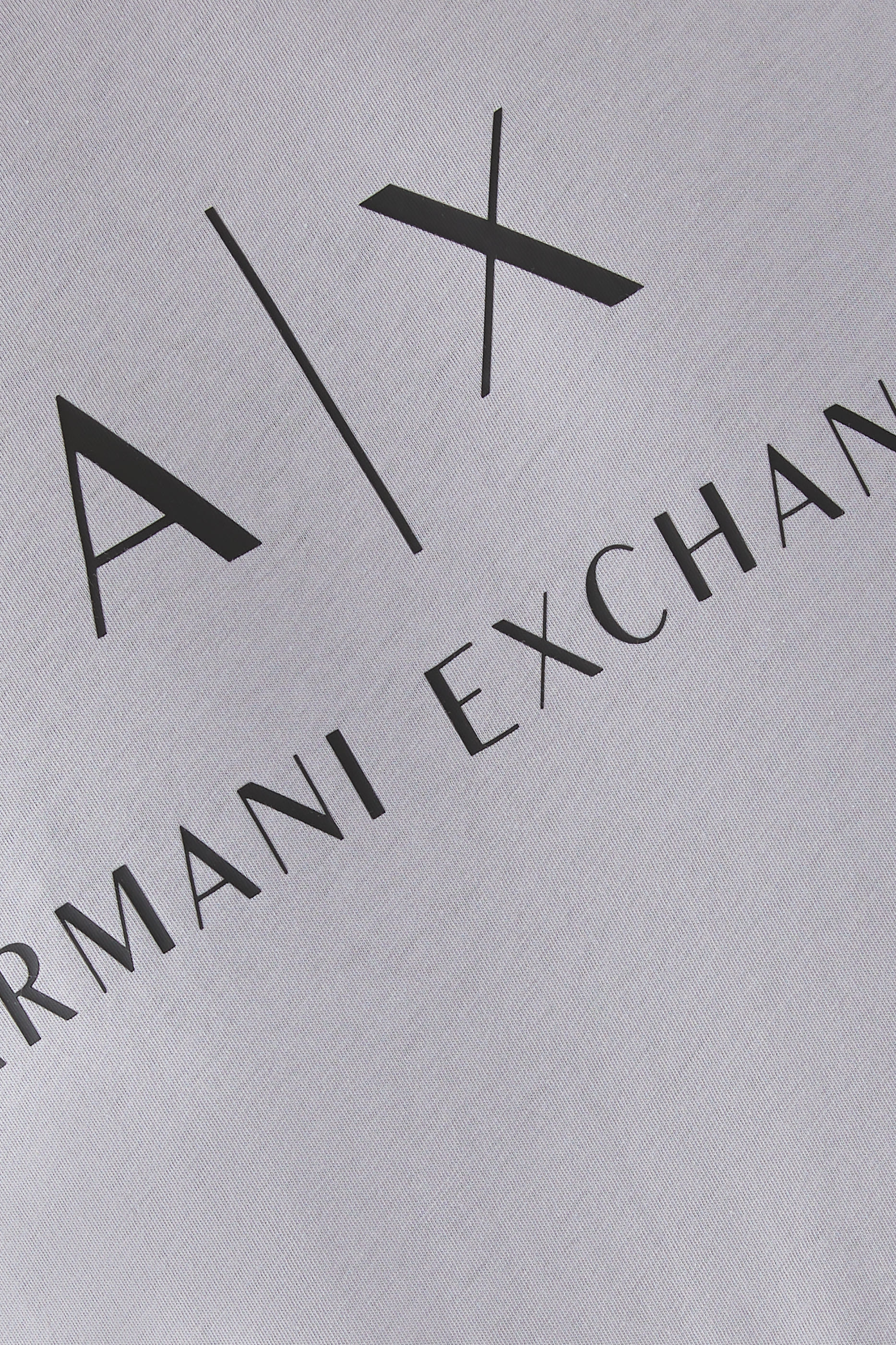 تيشيرت بشعار الماركة بقصة ضيقة جرسيه