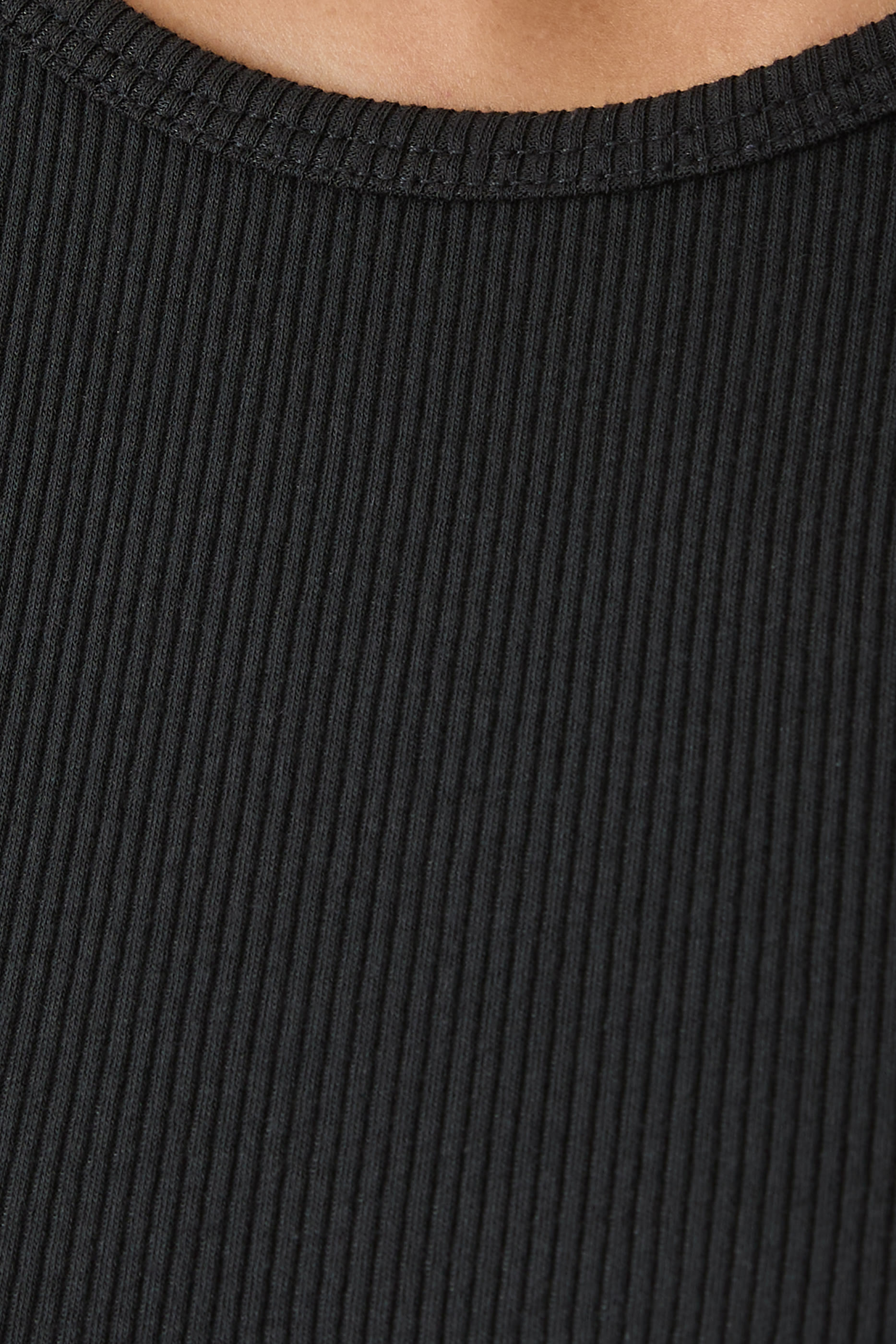 بلوزة إسنشال مضلعة بلا أكمام