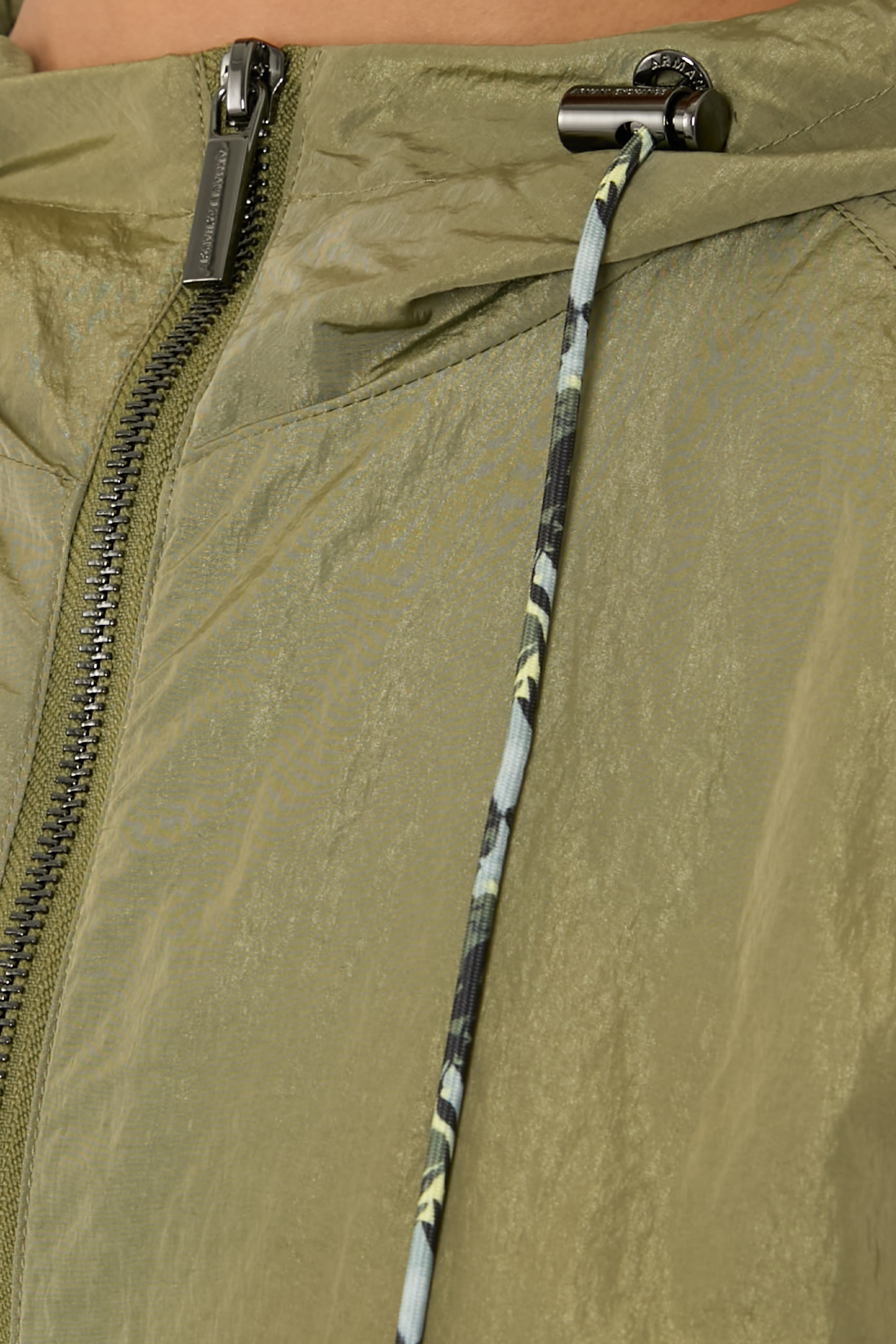 جاكيت لامع مقاوم للرياح